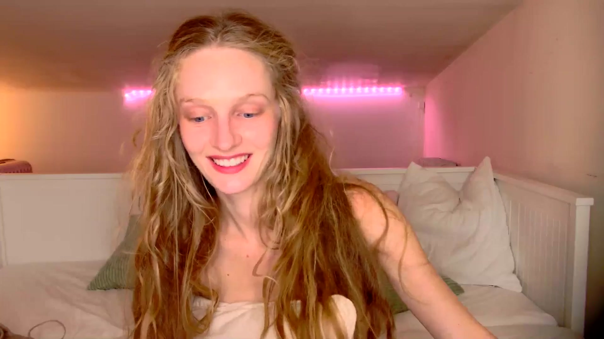 Gallery image thumbnail from Kinkywander's myfreecams stream on, 07/05/2025, 17:01 image 11 of 20