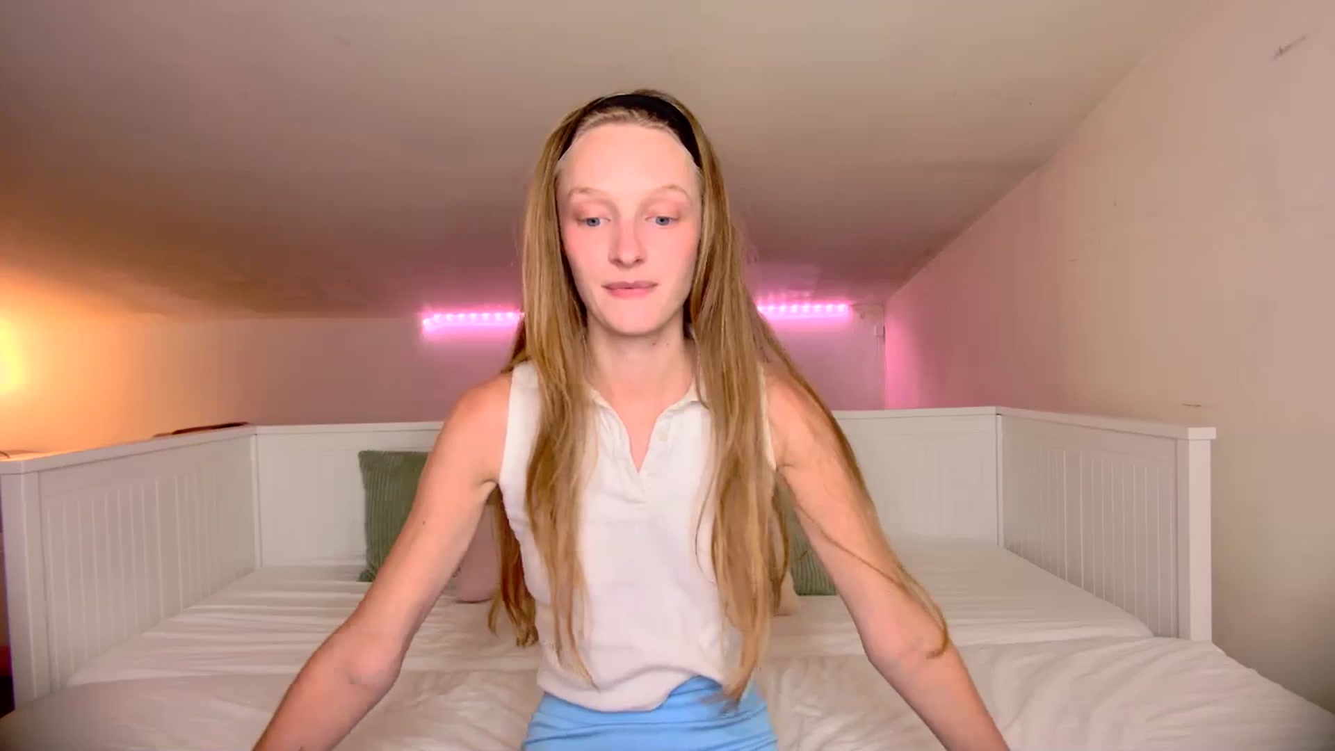 Gallery image thumbnail from Kinkywander's myfreecams stream on, 08/03/2025, 18:33 image 6 of 20