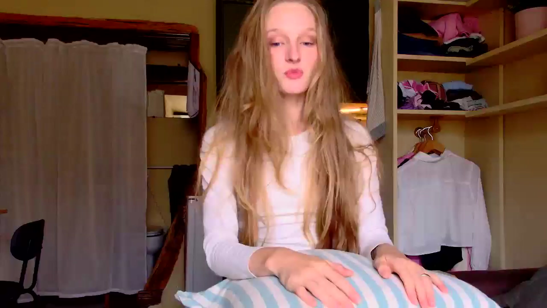 Gallery image thumbnail from Kinkywander's myfreecams stream on, 08/23/2025, 17:37 image 17 of 20