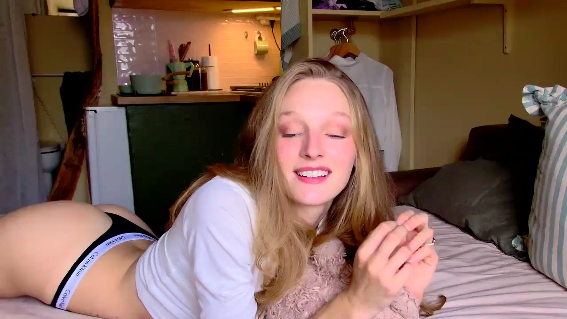 Gallery image thumbnail from Kinkywander's myfreecams stream on, 08/23/2025, 17:37 image 4 of 20