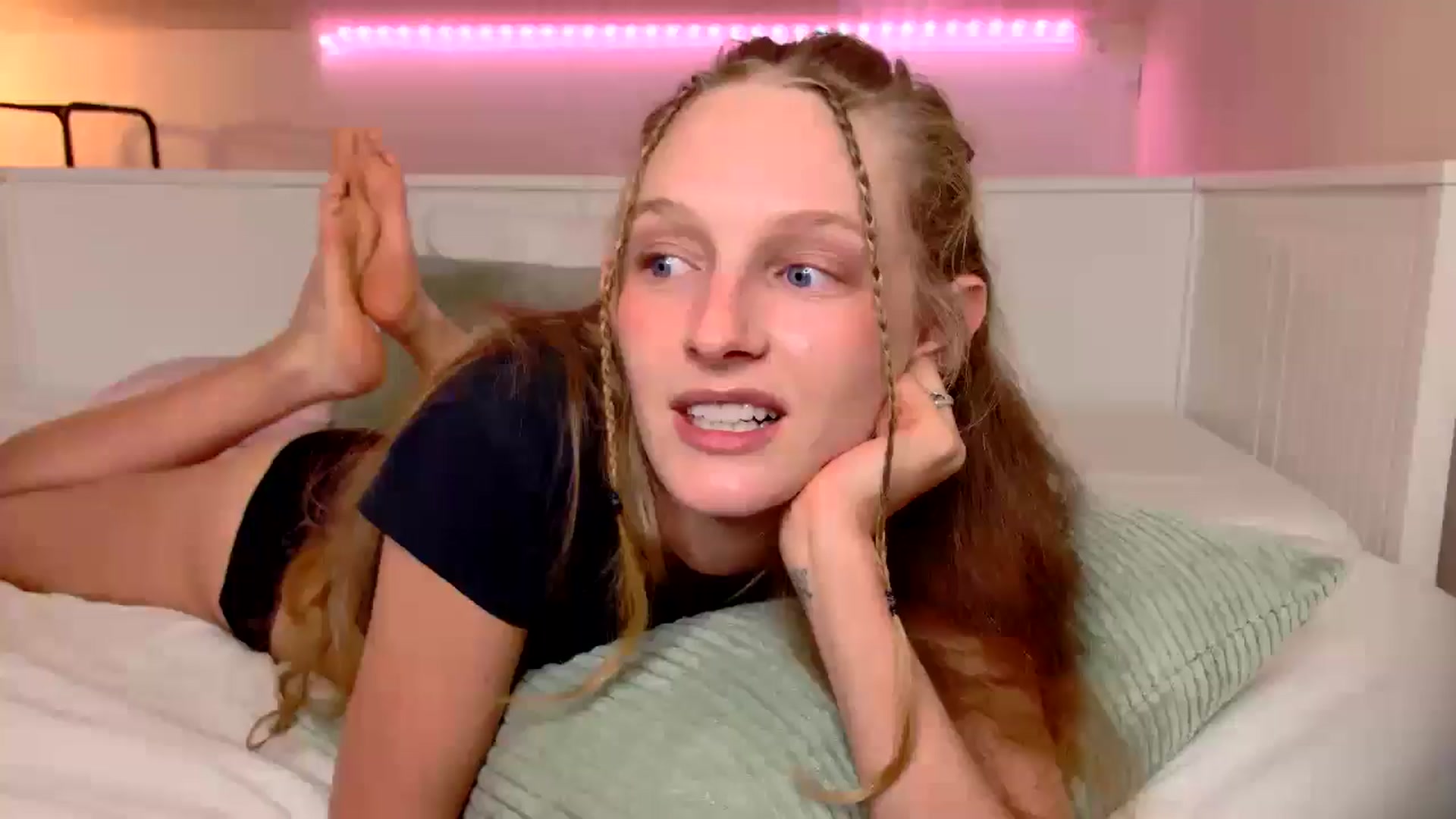 Gallery image thumbnail from Kinkywander's myfreecams stream on, 10/05/2025, 17:46 image 17 of 20