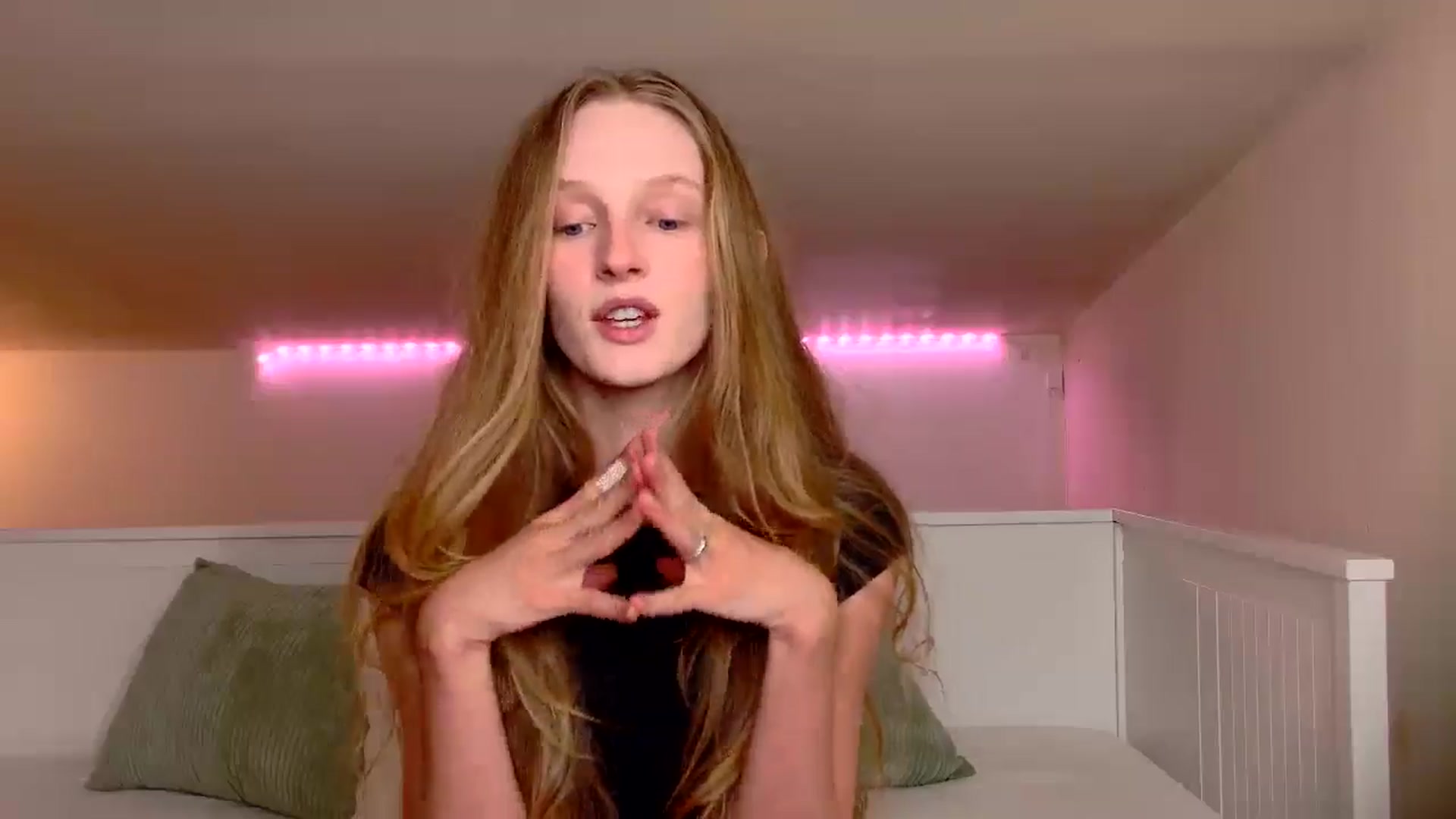 Gallery image thumbnail from Kinkywander's myfreecams stream on, 10/12/2025, 14:18 image 15 of 20
