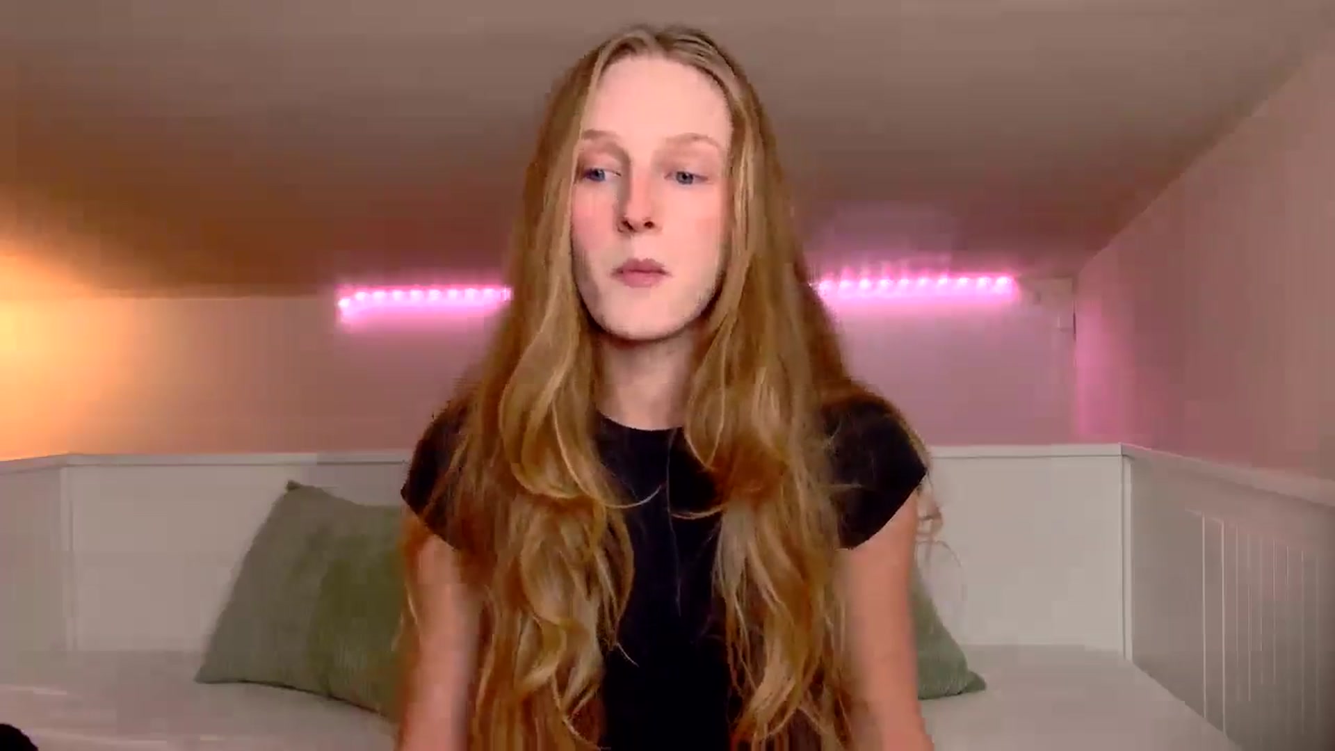 Gallery image thumbnail from Kinkywander's myfreecams stream on, 10/12/2025, 14:18 image 12 of 20