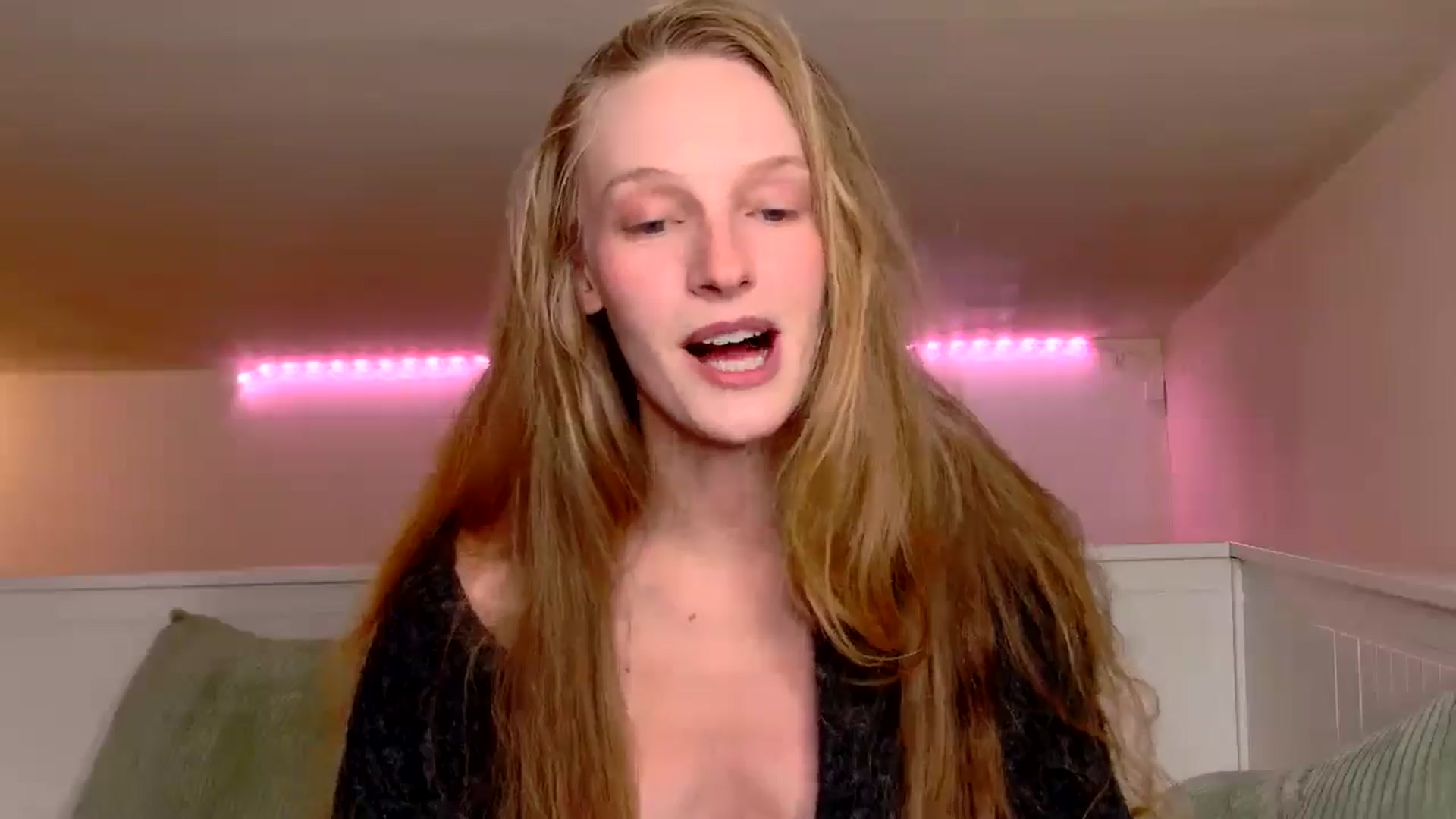 Gallery image thumbnail from Kinkywander's myfreecams stream on, 10/12/2025, 17:31 image 7 of 20
