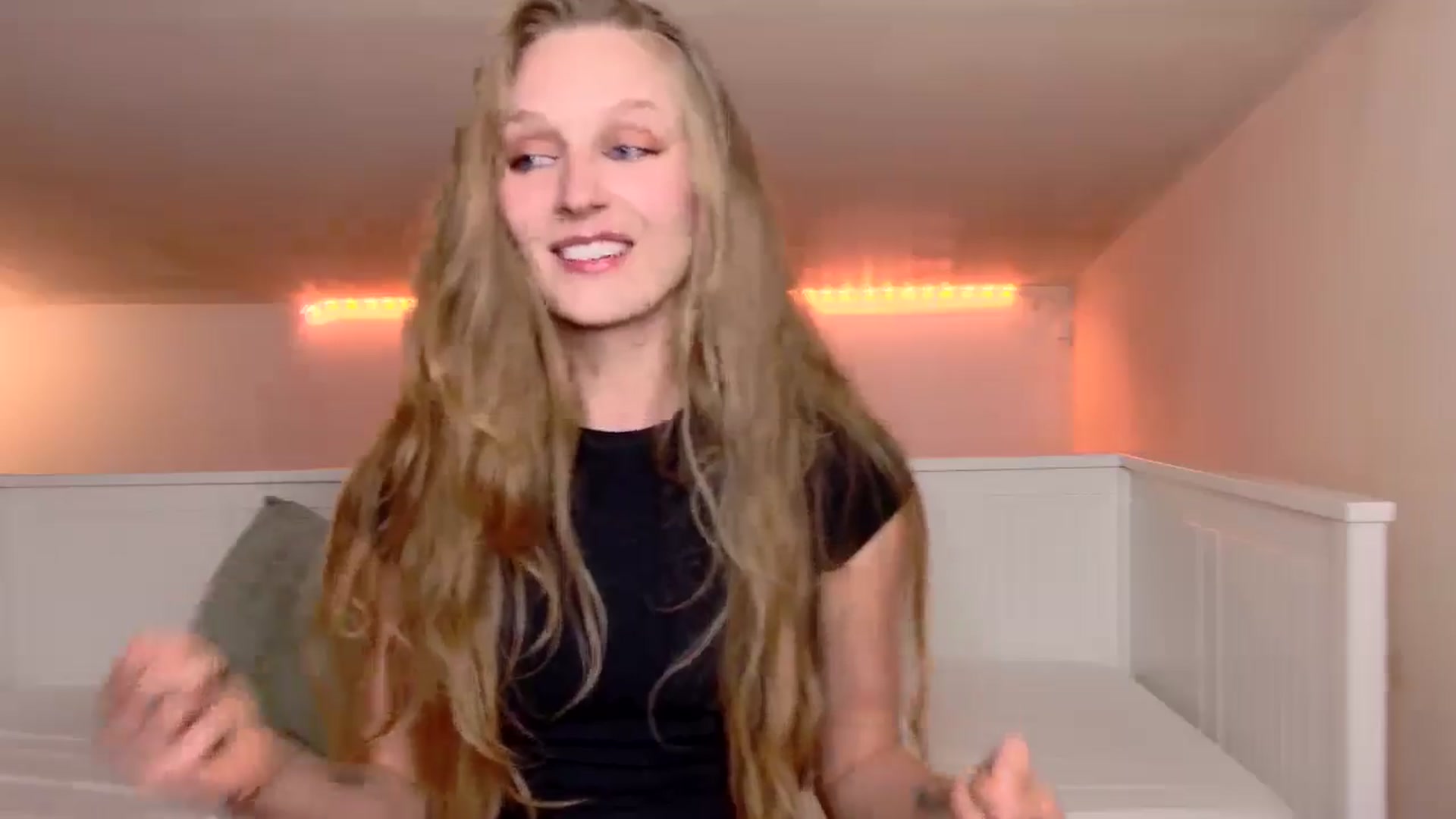 Gallery image thumbnail from Kinkywander's myfreecams stream on, 10/18/2025, 14:39 image 3 of 20