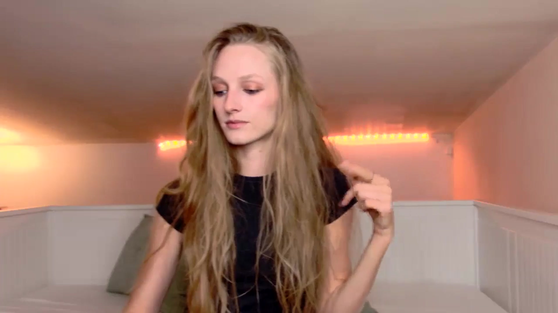 Gallery image thumbnail from Kinkywander's myfreecams stream on, 10/18/2025, 14:39 image 8 of 20