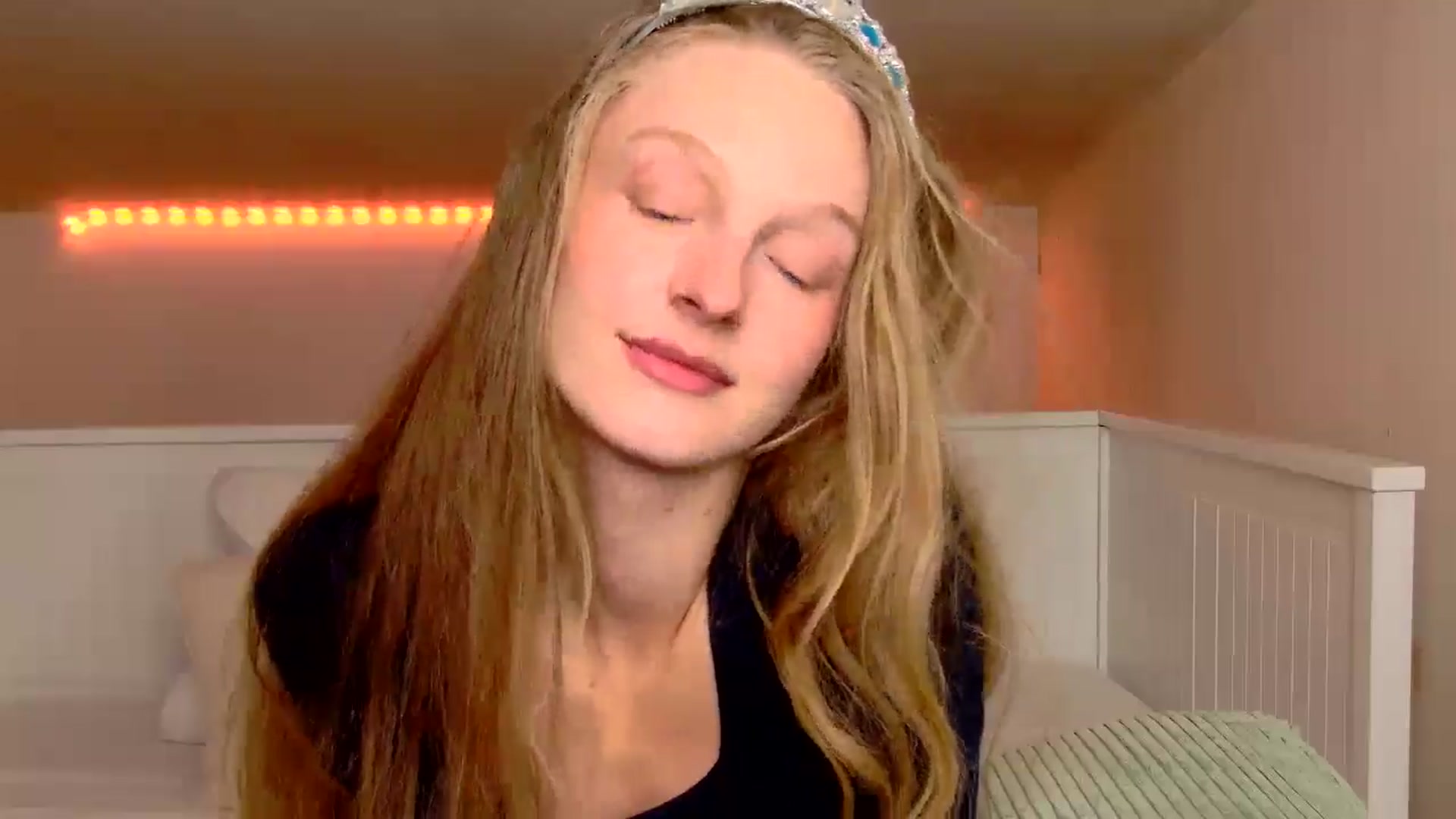 Gallery image thumbnail from Kinkywander's myfreecams stream on, 10/19/2025, 17:39 image 13 of 20