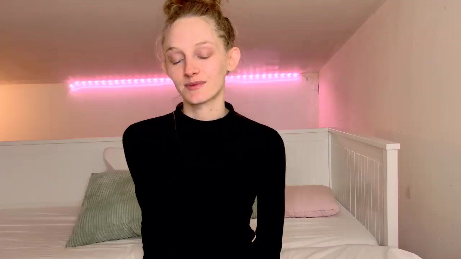 Gallery image thumbnail from Kinkywander's myfreecams stream on, 11/30/2025, 17:39 image 12 of 20