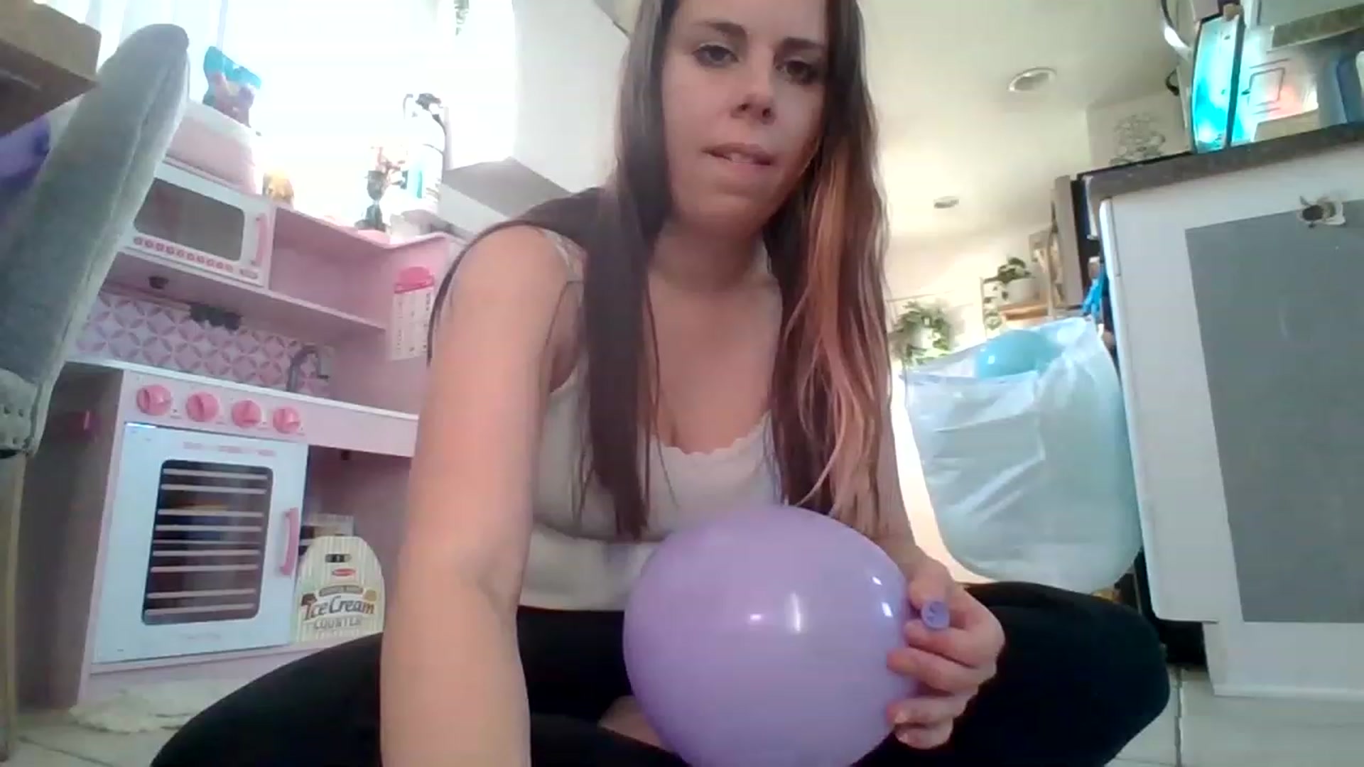 Gallery image thumbnail from KinleySweetie's myfreecams stream on, 04/01/2023, 22:29 image 6 of 20