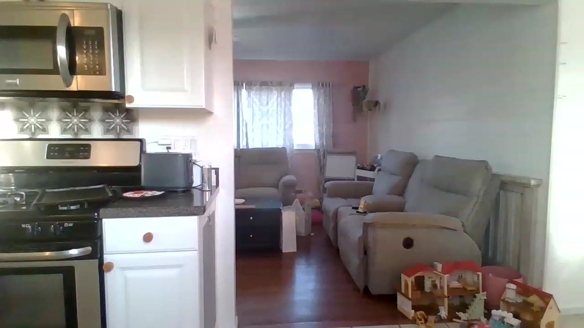 Gallery image thumbnail from KinleySweetie's myfreecams stream on, 04/01/2023, 22:29 image 14 of 20