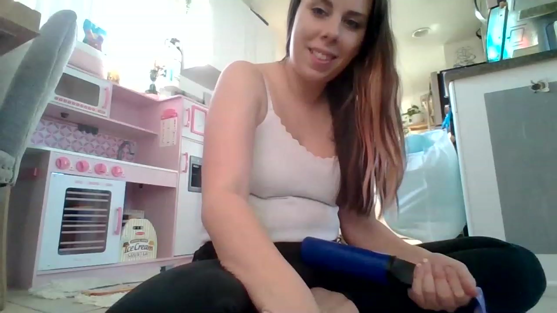 Gallery image thumbnail from KinleySweetie's myfreecams stream on, 04/01/2023, 22:29 image 4 of 20