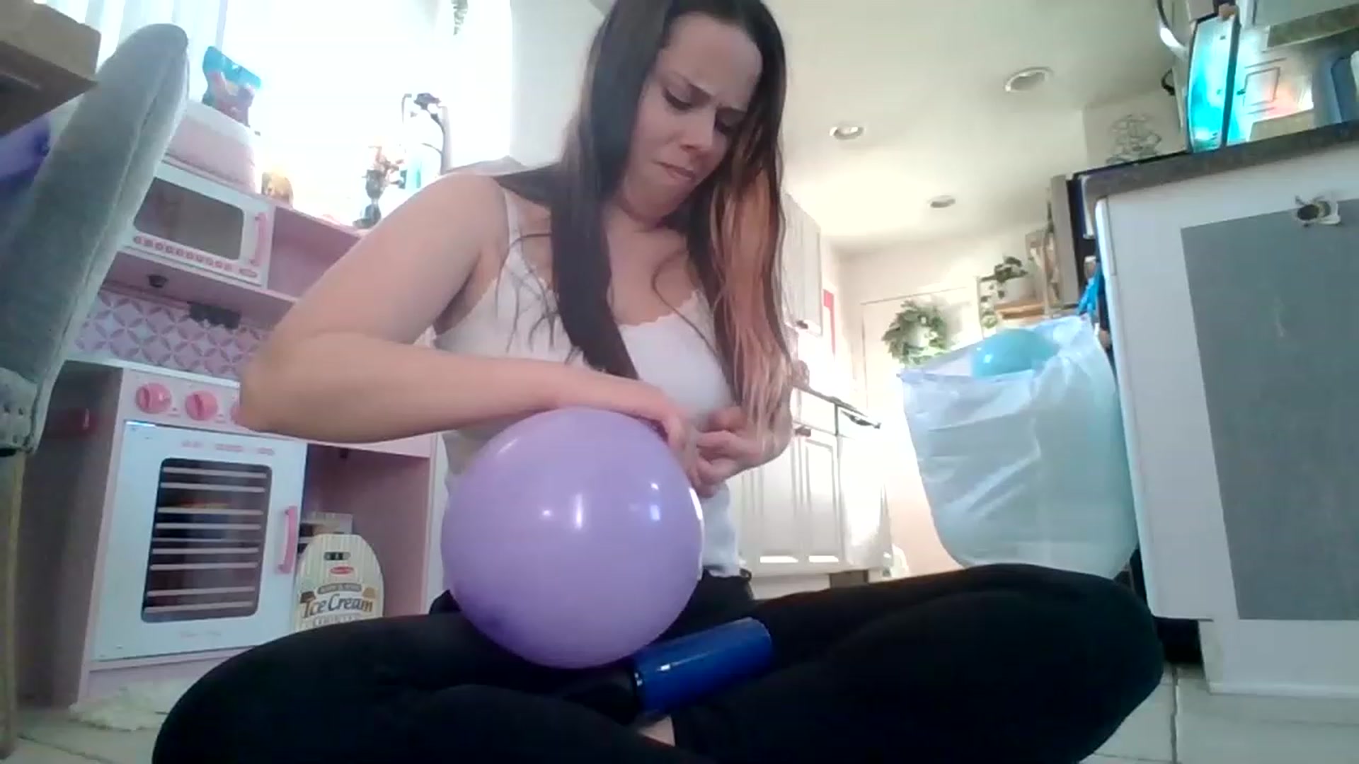 Gallery image thumbnail from KinleySweetie's myfreecams stream on, 04/01/2023, 22:29 image 7 of 20