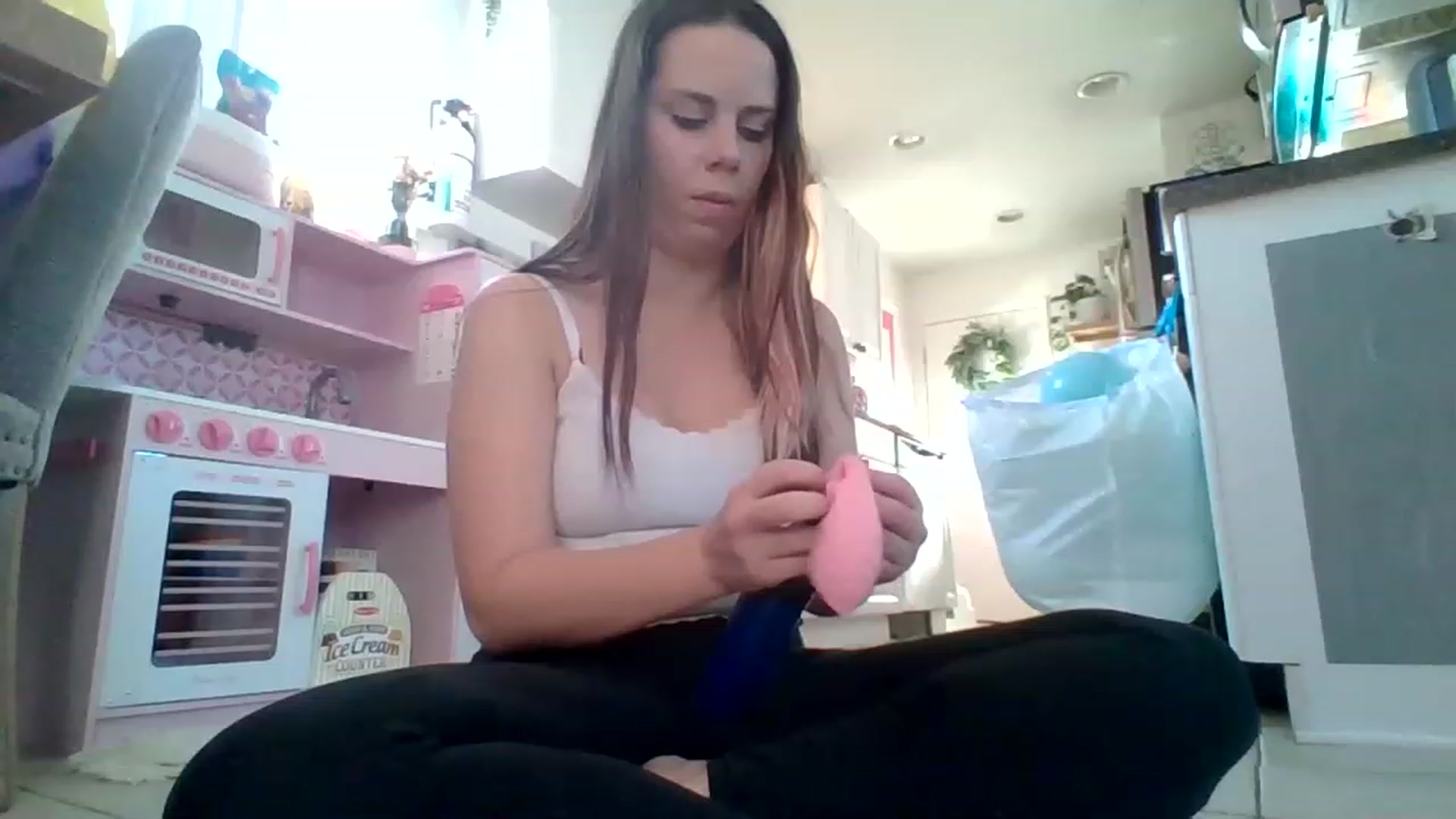 Gallery image thumbnail from KinleySweetie's myfreecams stream on, 04/01/2023, 22:29 image 12 of 20