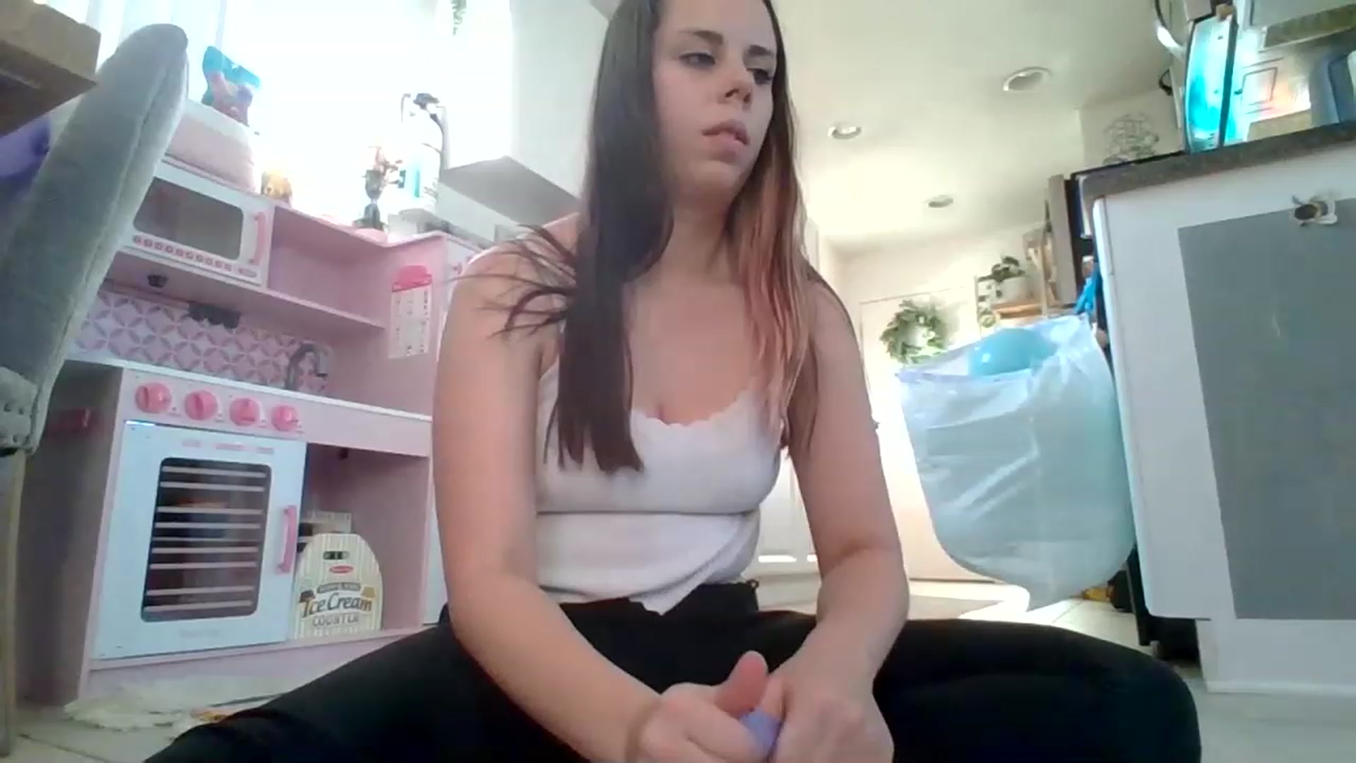 Gallery image thumbnail from KinleySweetie's myfreecams stream on, 04/01/2023, 22:29 image 8 of 20