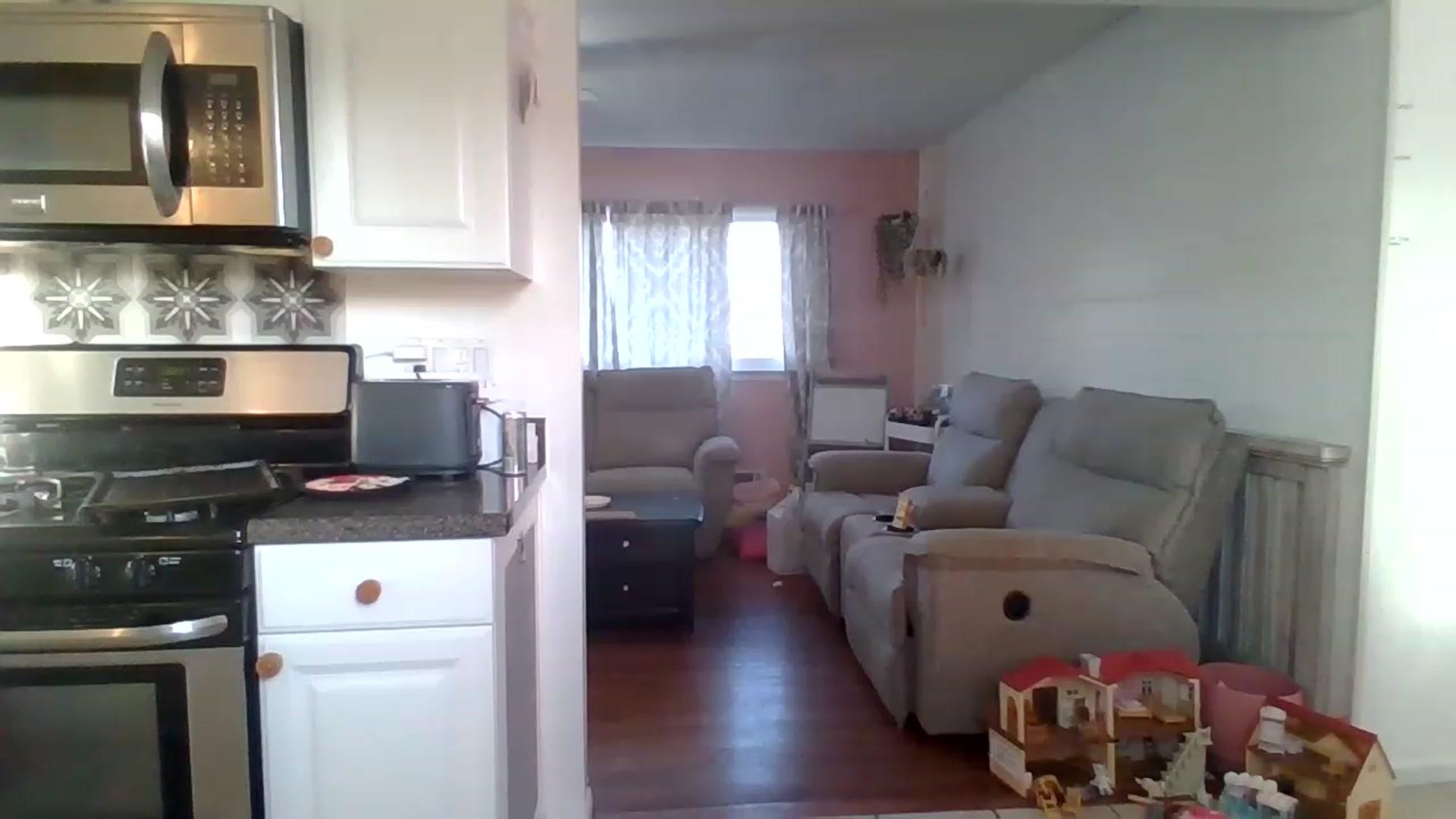 Gallery image thumbnail from KinleySweetie's myfreecams stream on, 04/01/2023, 22:29 image 17 of 20