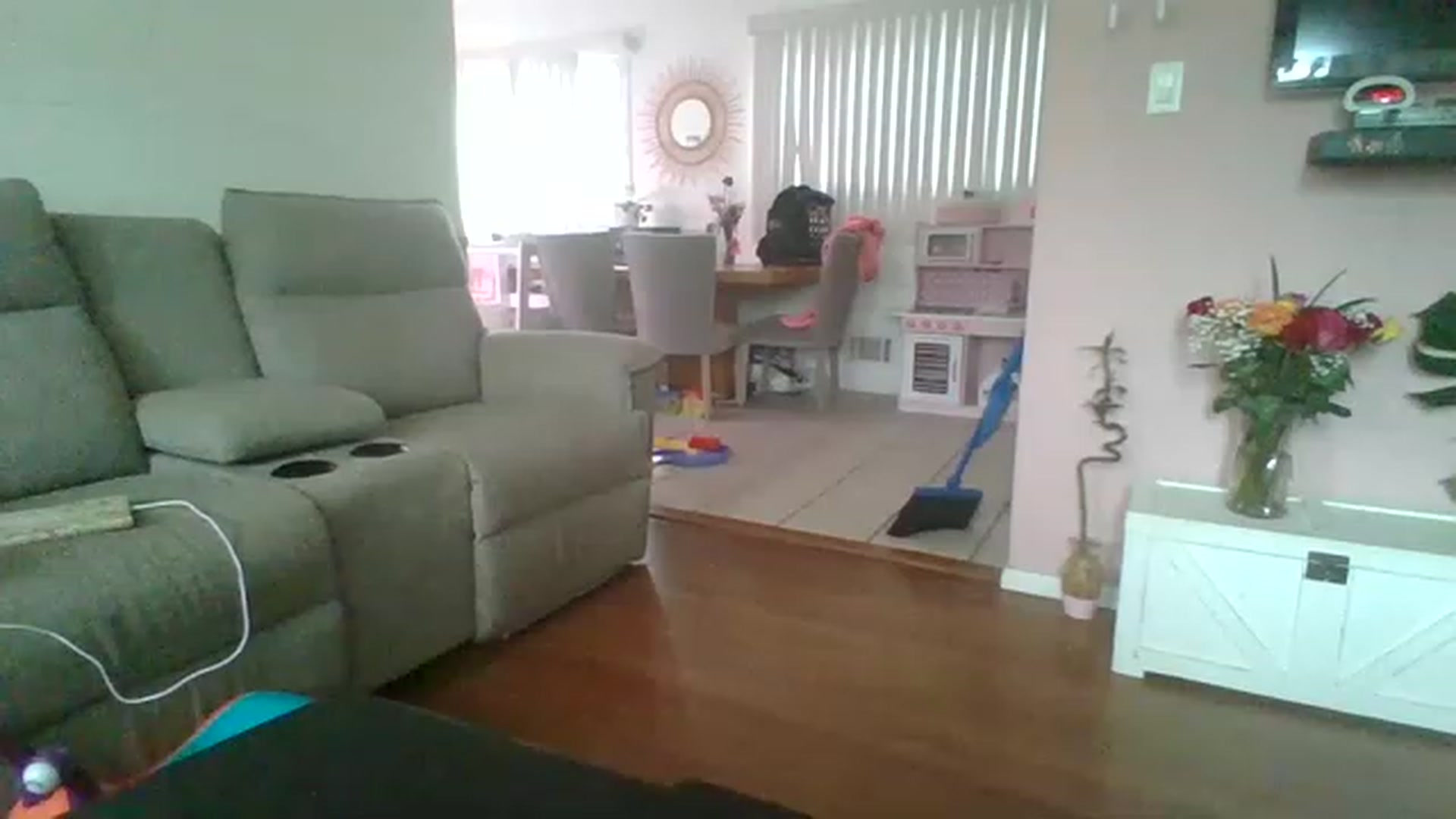 Gallery image thumbnail from KinleySweetie's myfreecams stream on, 05/16/2023, 20:58 image 18 of 20