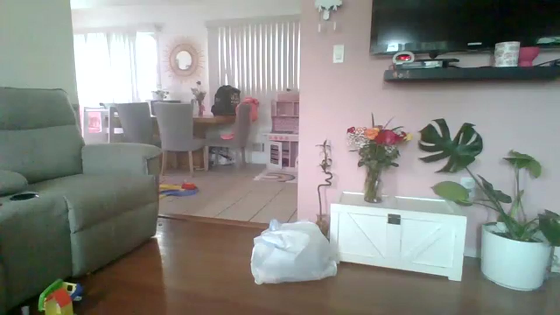 Gallery image thumbnail from KinleySweetie's myfreecams stream on, 05/16/2023, 20:58 image 6 of 20
