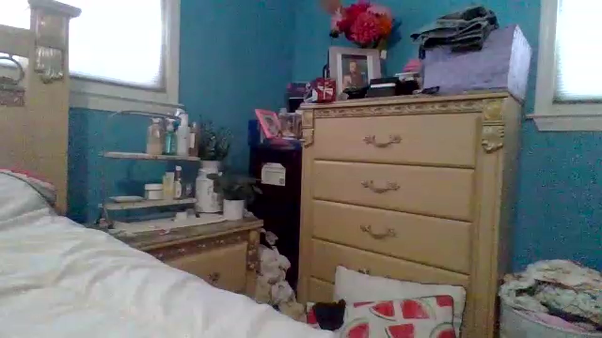Gallery image thumbnail from KinleySweetie's myfreecams stream on, 05/17/2023, 22:26 image 12 of 20