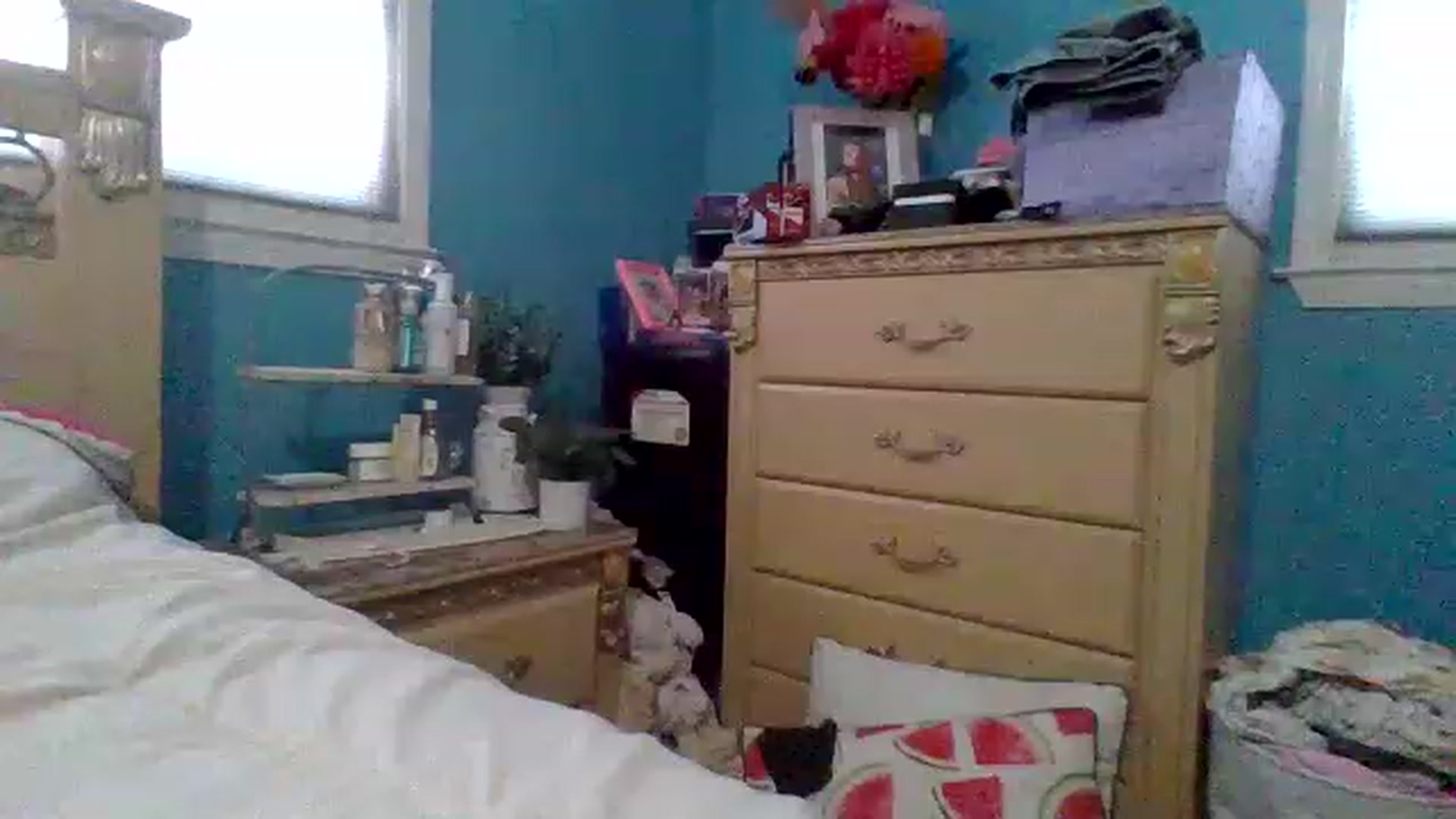 Gallery image thumbnail from KinleySweetie's myfreecams stream on, 05/17/2023, 22:26 image 13 of 20