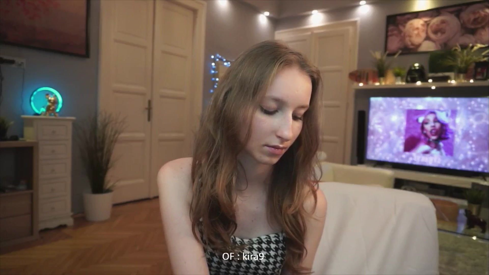 Gallery image thumbnail from Kira9's myfreecams stream on, 08/10/2025, 18:40 image 15 of 20