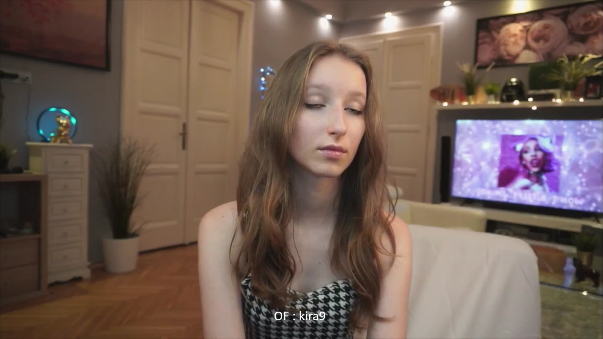 Gallery image thumbnail from Kira9's myfreecams stream on, 08/10/2025, 18:40 image 7 of 20