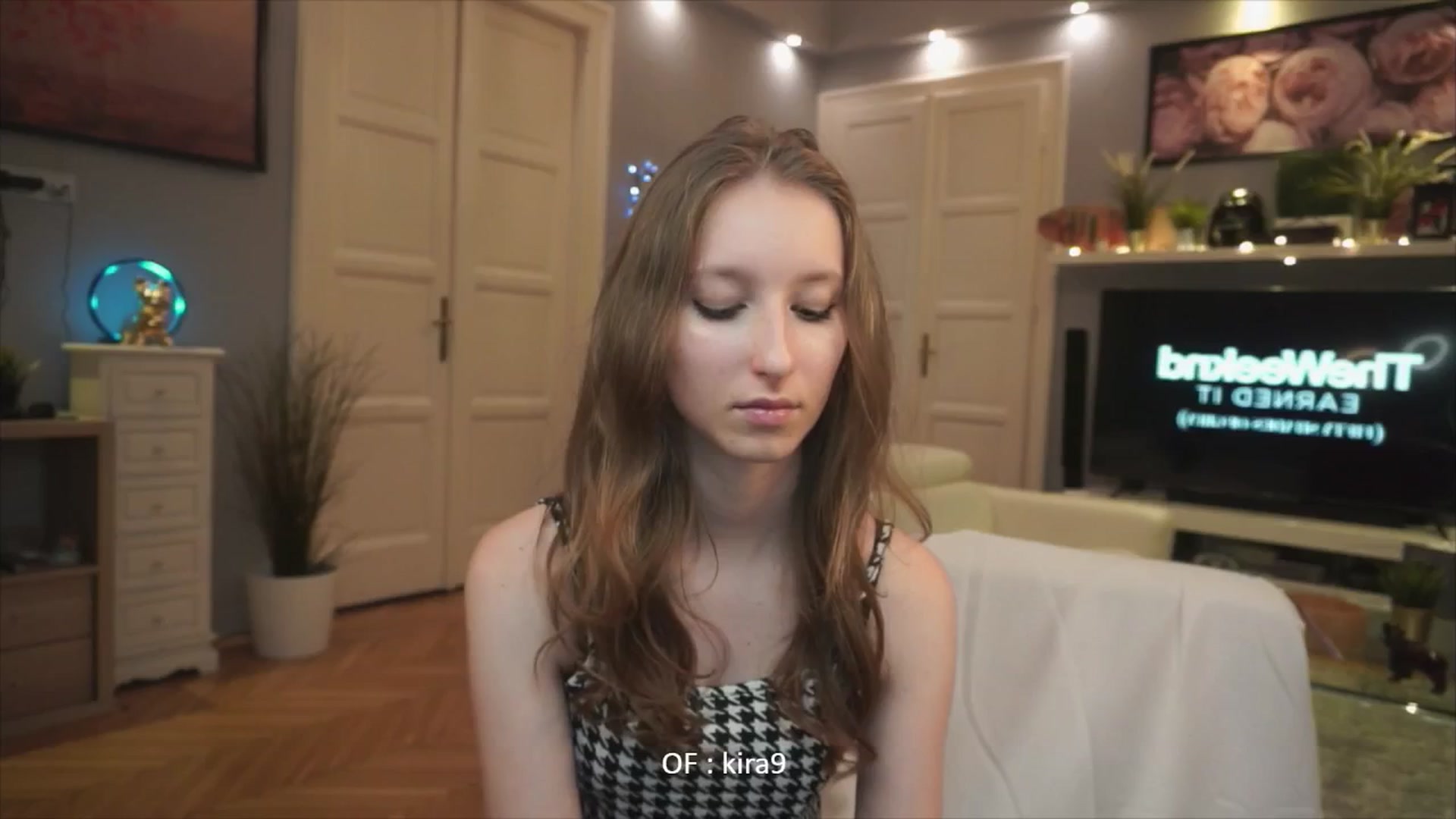 Gallery image thumbnail from Kira9's myfreecams stream on, 08/10/2025, 19:39 image 14 of 20