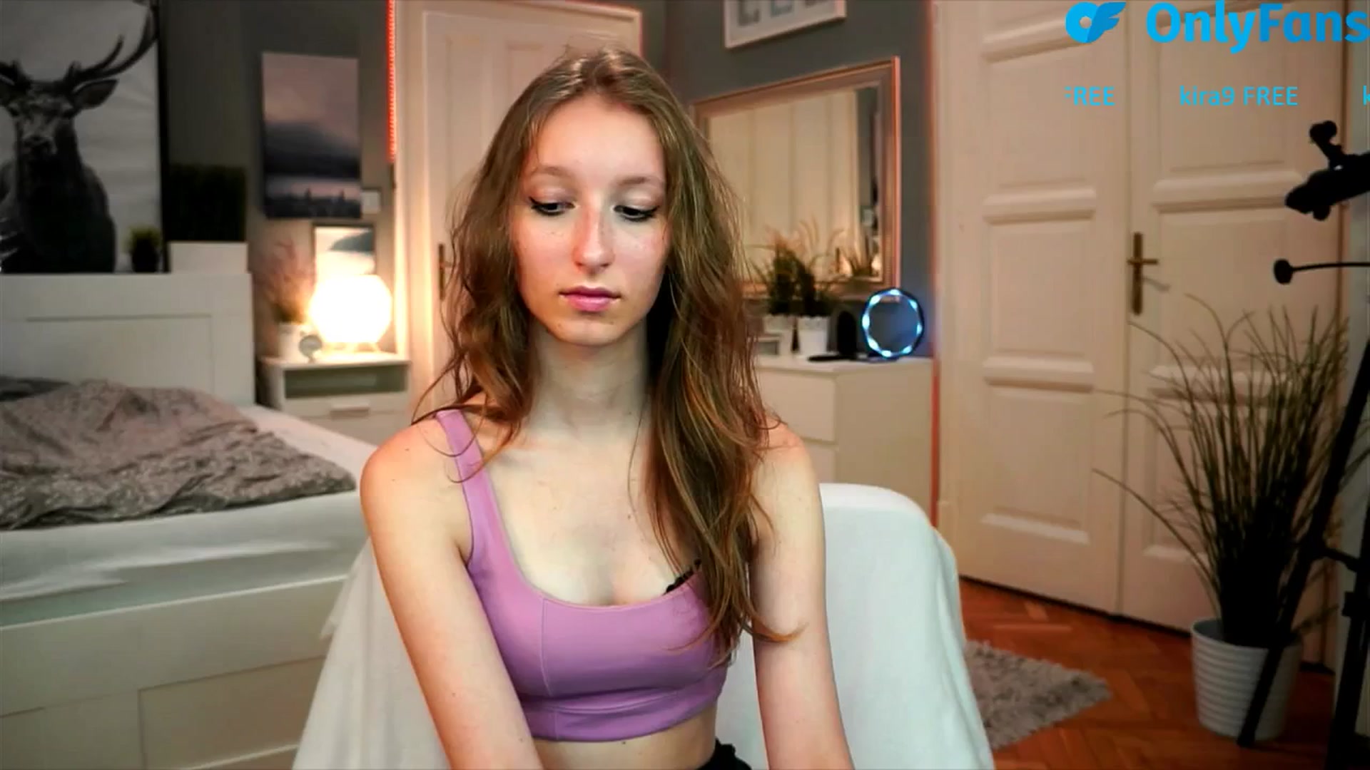 Gallery image thumbnail from Kira9's myfreecams stream on, 08/22/2025, 19:20 image 4 of 20