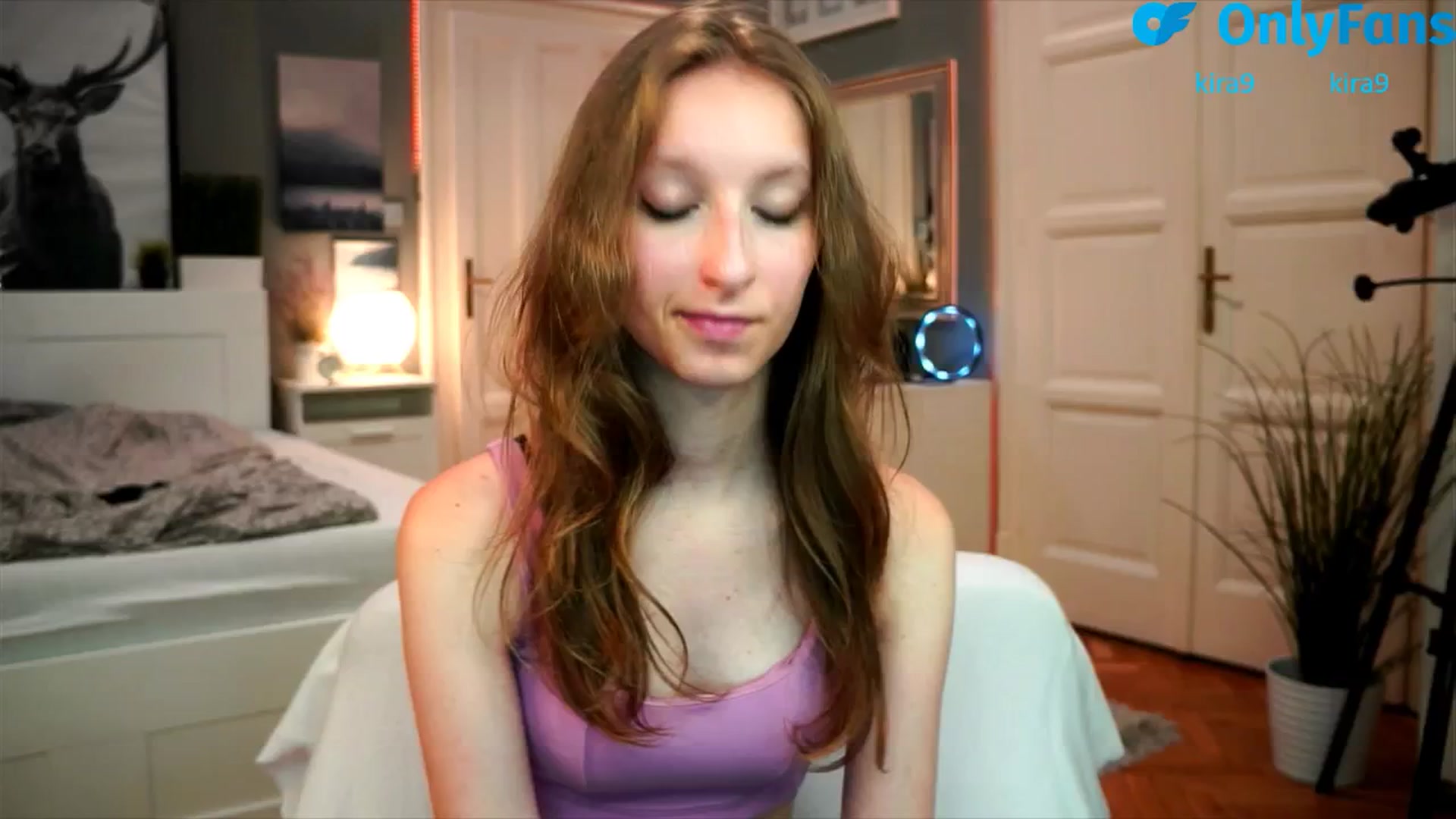 Gallery image thumbnail from Kira9's myfreecams stream on, 08/22/2025, 20:46 image 5 of 20