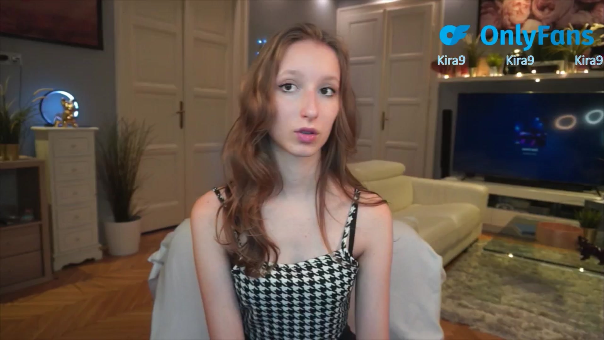 Gallery image thumbnail from Kira9's myfreecams stream on, 08/23/2025, 17:07 image 4 of 20