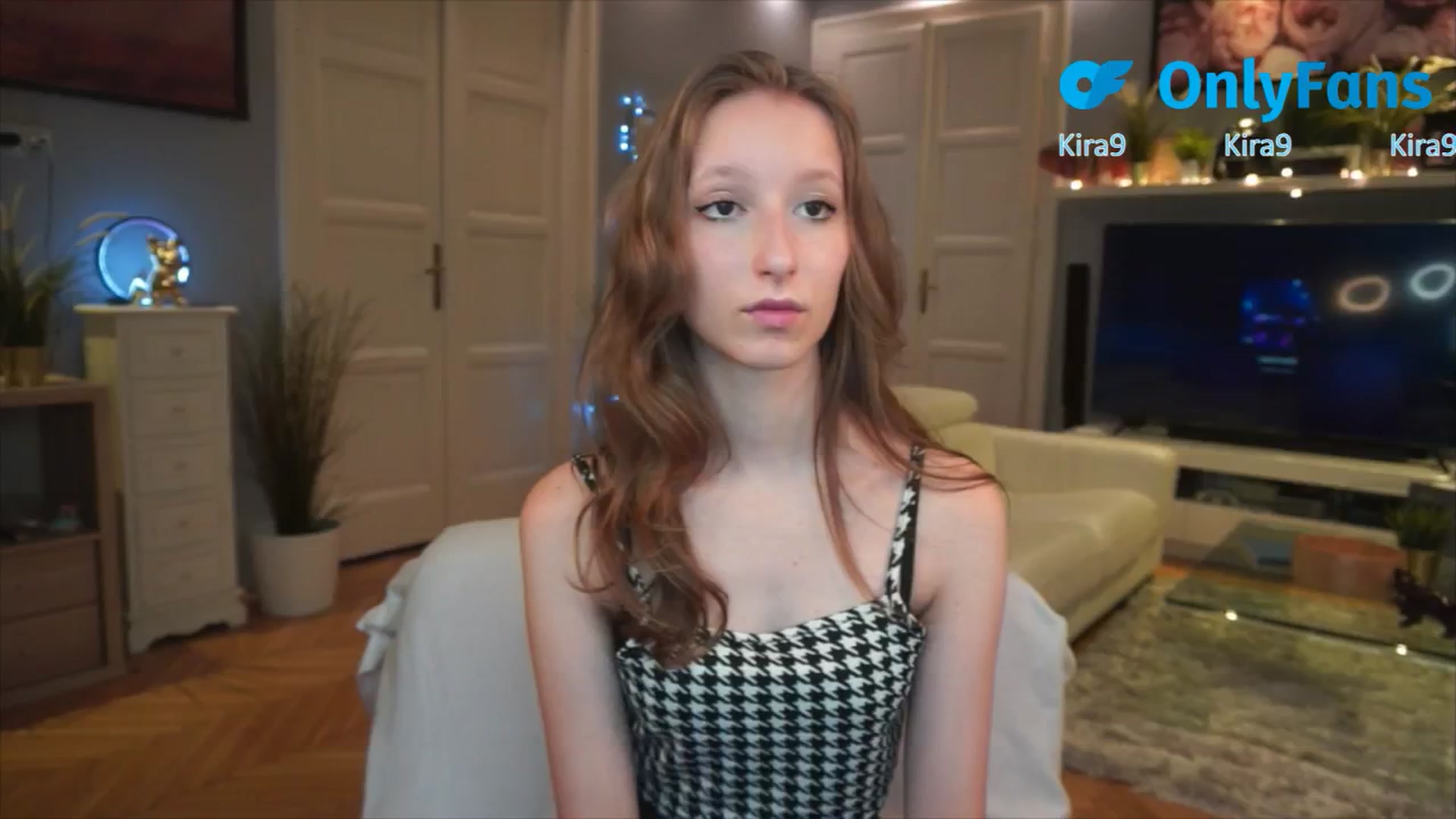 Gallery image thumbnail from Kira9's myfreecams stream on, 08/23/2025, 17:07 image 2 of 20