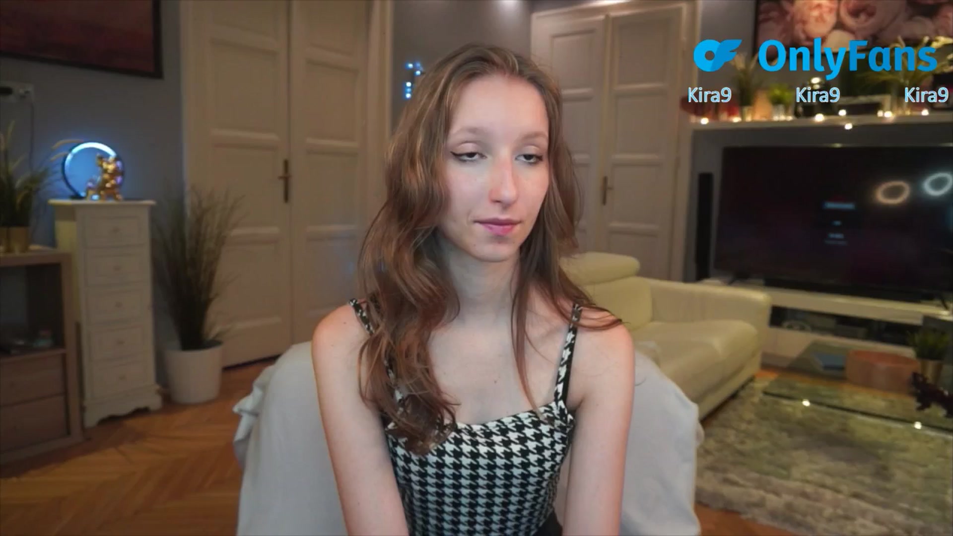 Gallery image thumbnail from Kira9's myfreecams stream on, 08/23/2025, 17:07 image 6 of 20