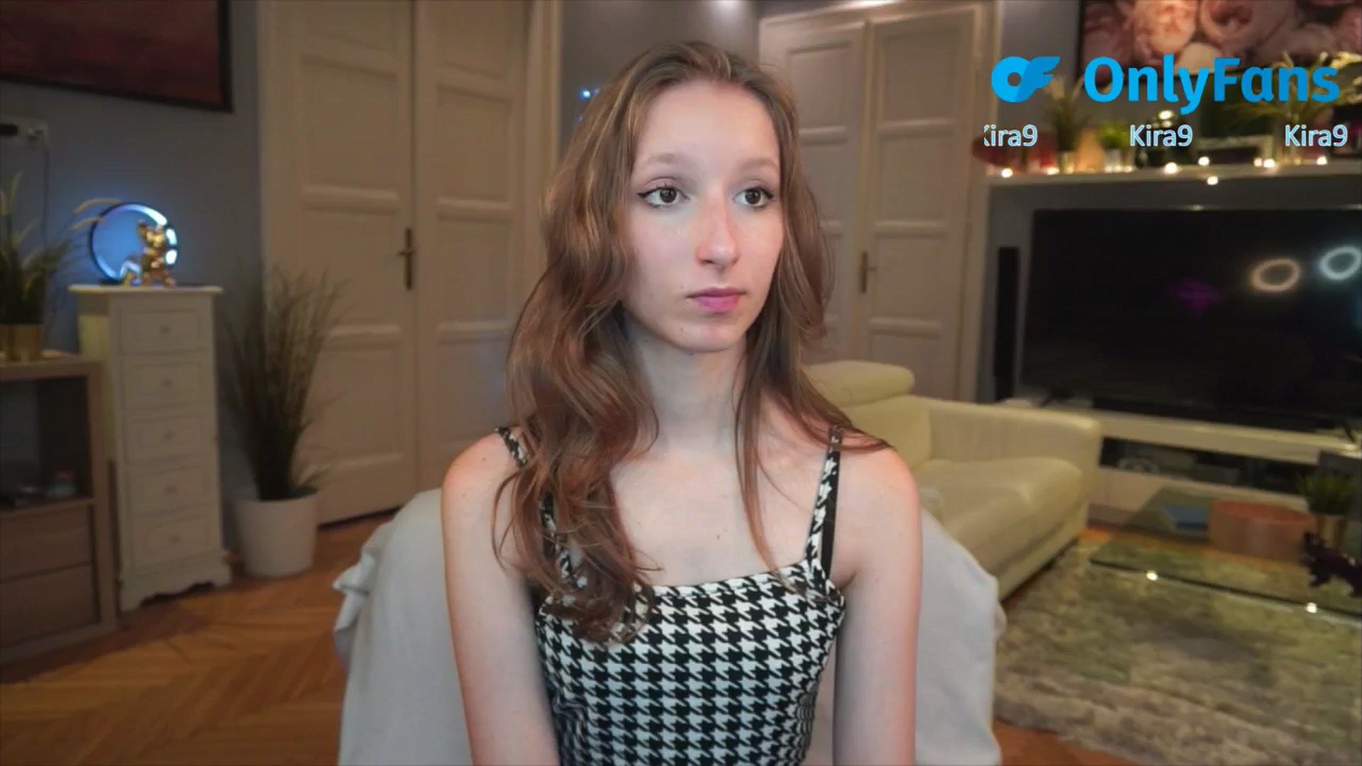 Gallery image thumbnail from Kira9's myfreecams stream on, 08/23/2025, 17:07 image 10 of 20