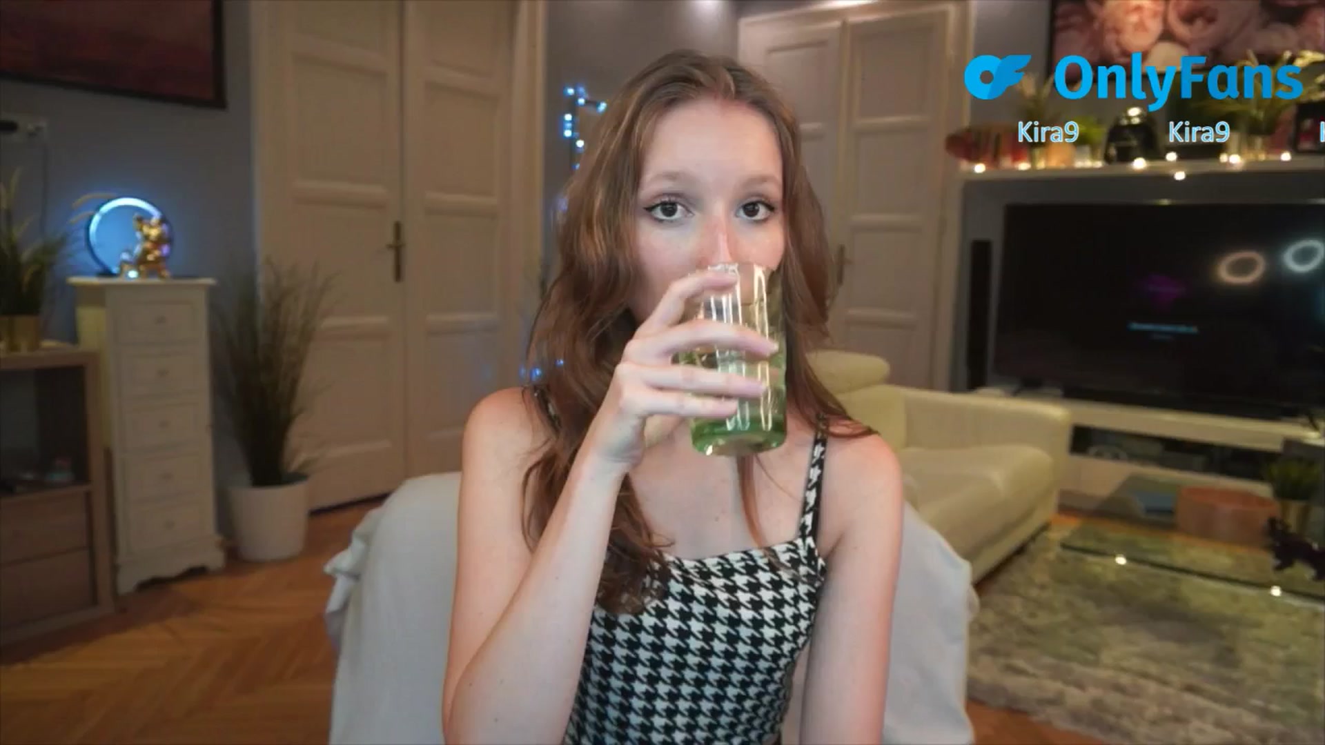 Gallery image thumbnail from Kira9's myfreecams stream on, 08/23/2025, 17:07 image 13 of 20
