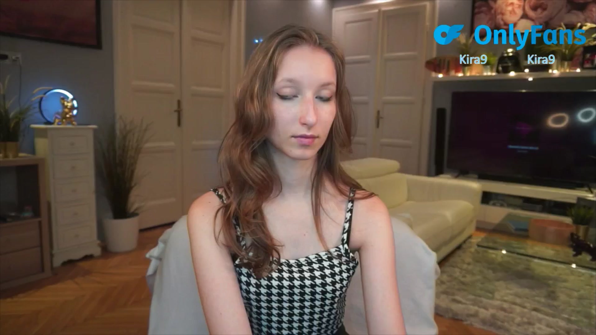 Gallery image thumbnail from Kira9's myfreecams stream on, 08/23/2025, 17:07 image 11 of 20