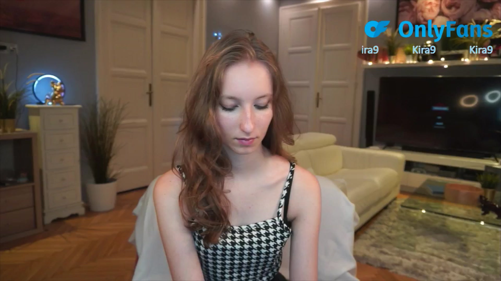 Gallery image thumbnail from Kira9's myfreecams stream on, 08/23/2025, 17:54 image 11 of 20