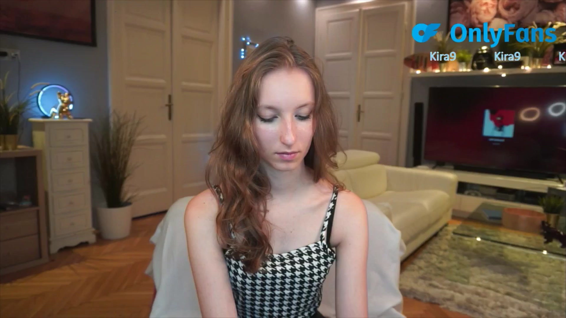 Gallery image thumbnail from Kira9's myfreecams stream on, 08/23/2025, 17:54 image 17 of 20