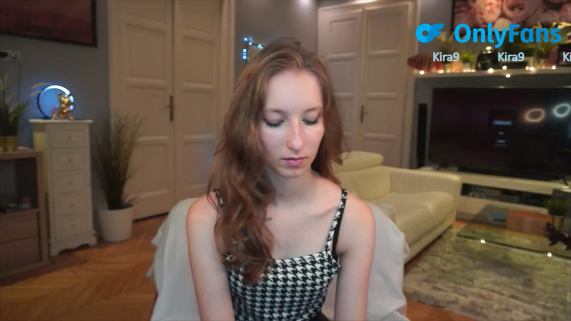Gallery image thumbnail from Kira9's myfreecams stream on, 08/23/2025, 17:54 image 10 of 20
