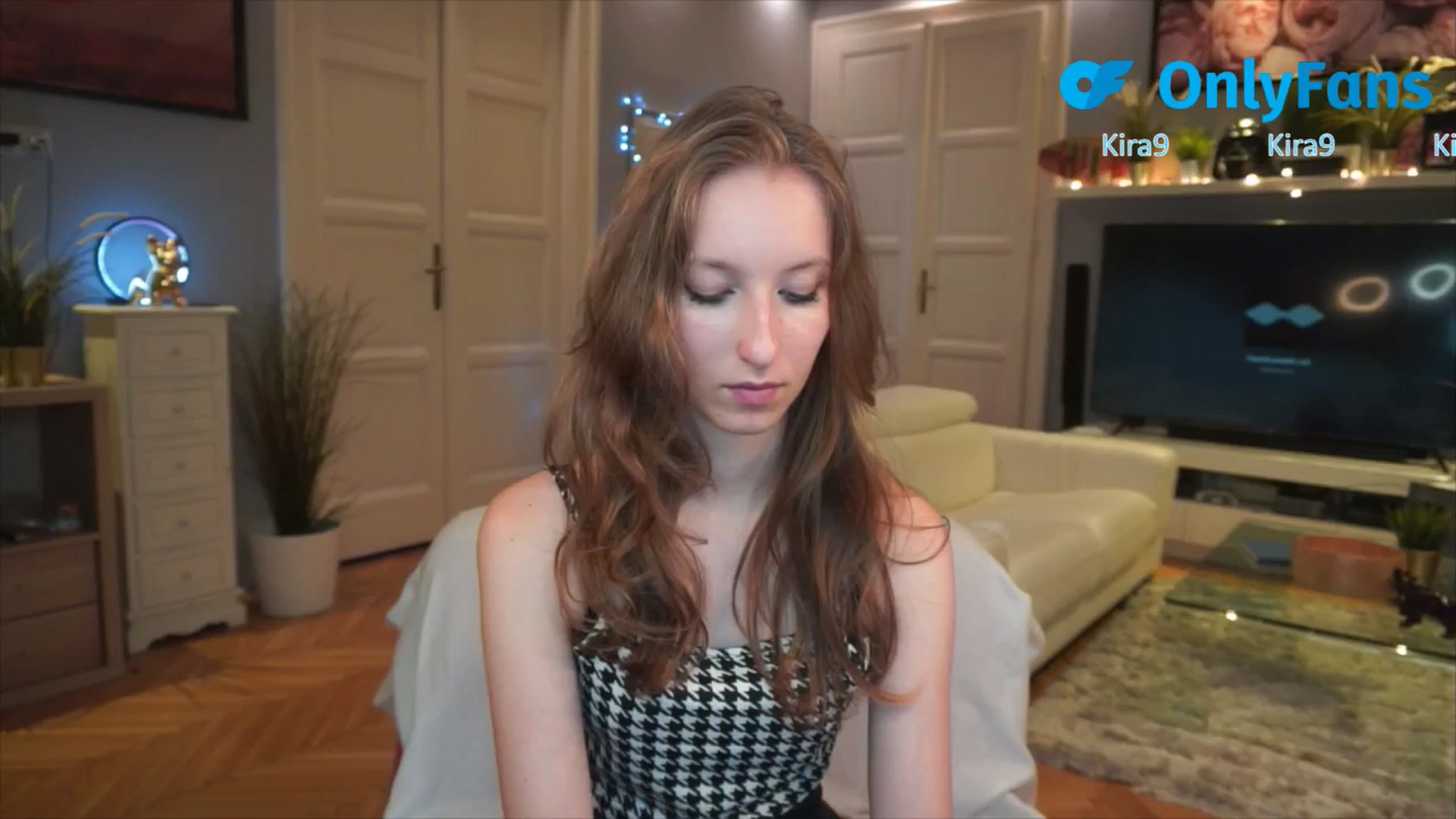 Gallery image thumbnail from Kira9's myfreecams stream on, 08/23/2025, 17:54 image 3 of 20