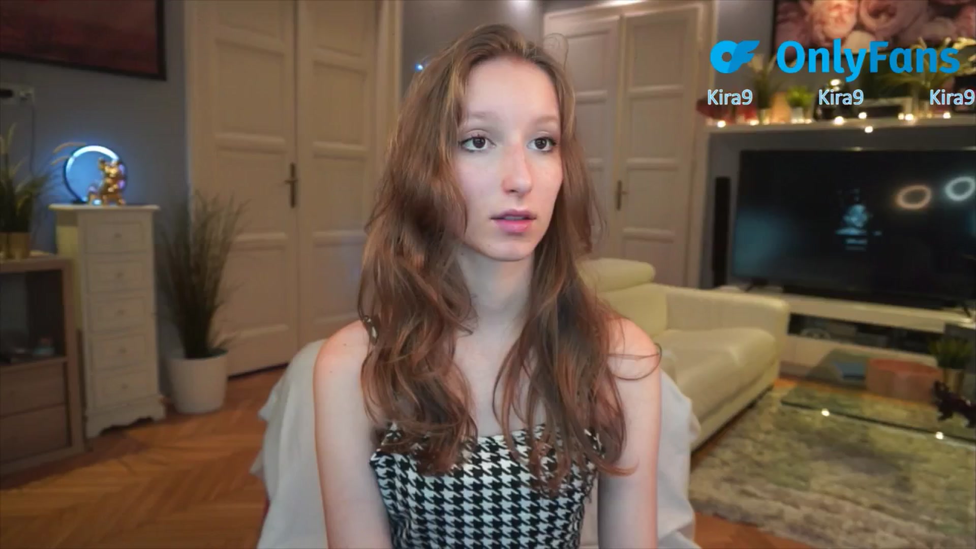 Gallery image thumbnail from Kira9's myfreecams stream on, 08/23/2025, 17:54 image 6 of 20