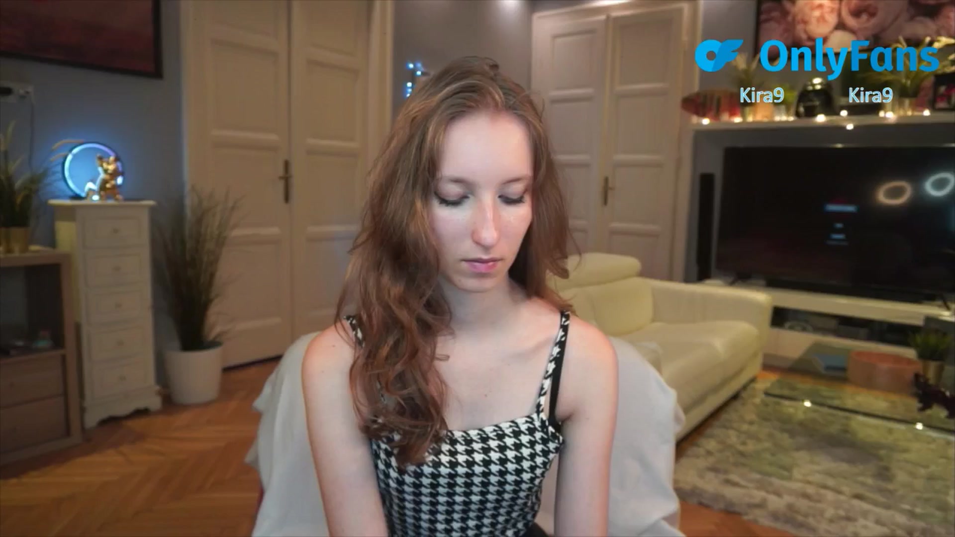 Gallery image thumbnail from Kira9's myfreecams stream on, 08/23/2025, 17:54 image 12 of 20