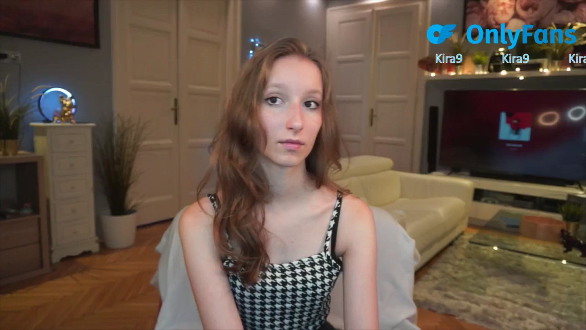 Gallery image thumbnail from Kira9's myfreecams stream on, 08/23/2025, 17:54 image 15 of 20