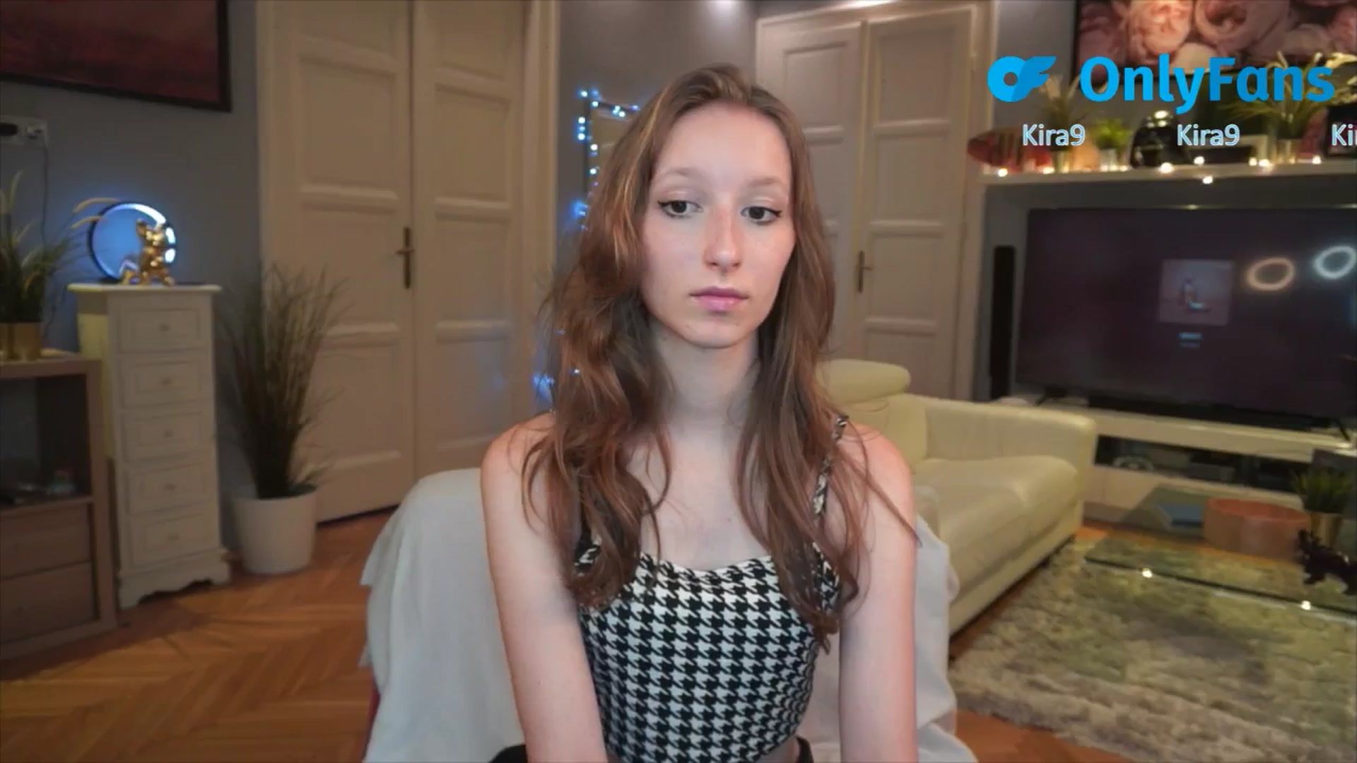 Gallery image thumbnail from Kira9's myfreecams stream on, 08/23/2025, 19:43 image 3 of 20