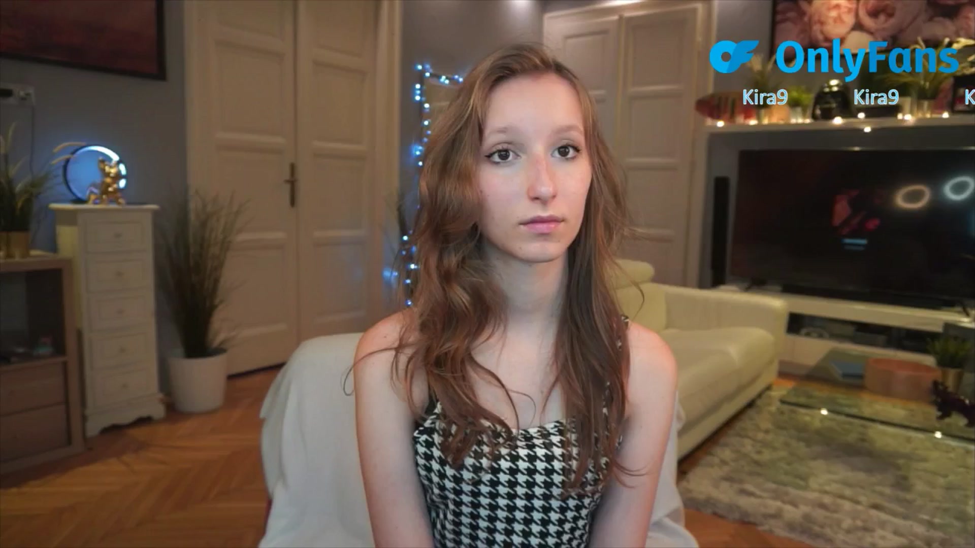 Gallery image thumbnail from Kira9's myfreecams stream on, 08/23/2025, 19:43 image 10 of 20