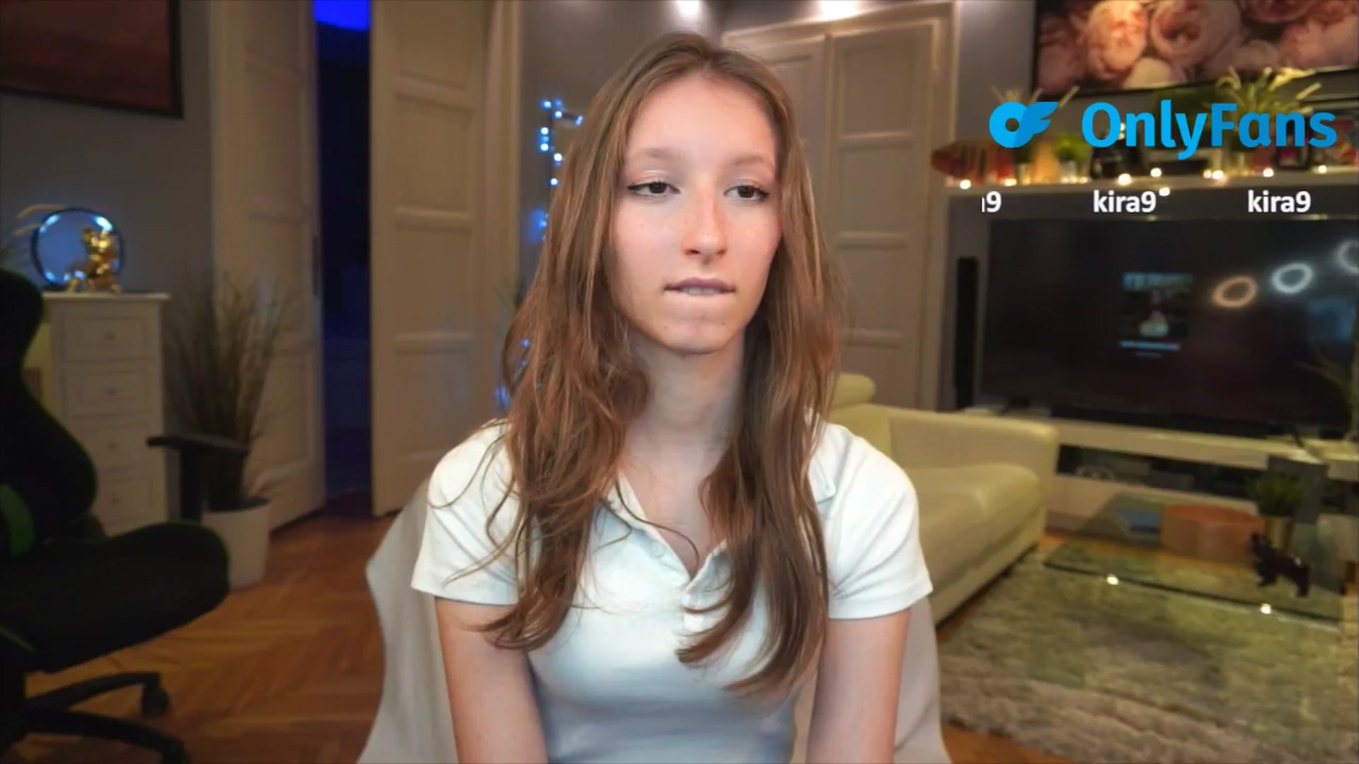 Gallery image thumbnail from Kira9's myfreecams stream on, 09/04/2025, 19:05 image 3 of 20