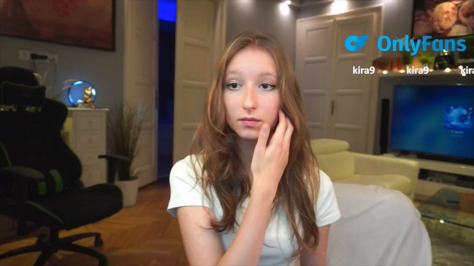 Gallery image thumbnail from Kira9's myfreecams stream on, 09/04/2025, 21:50 image 4 of 20