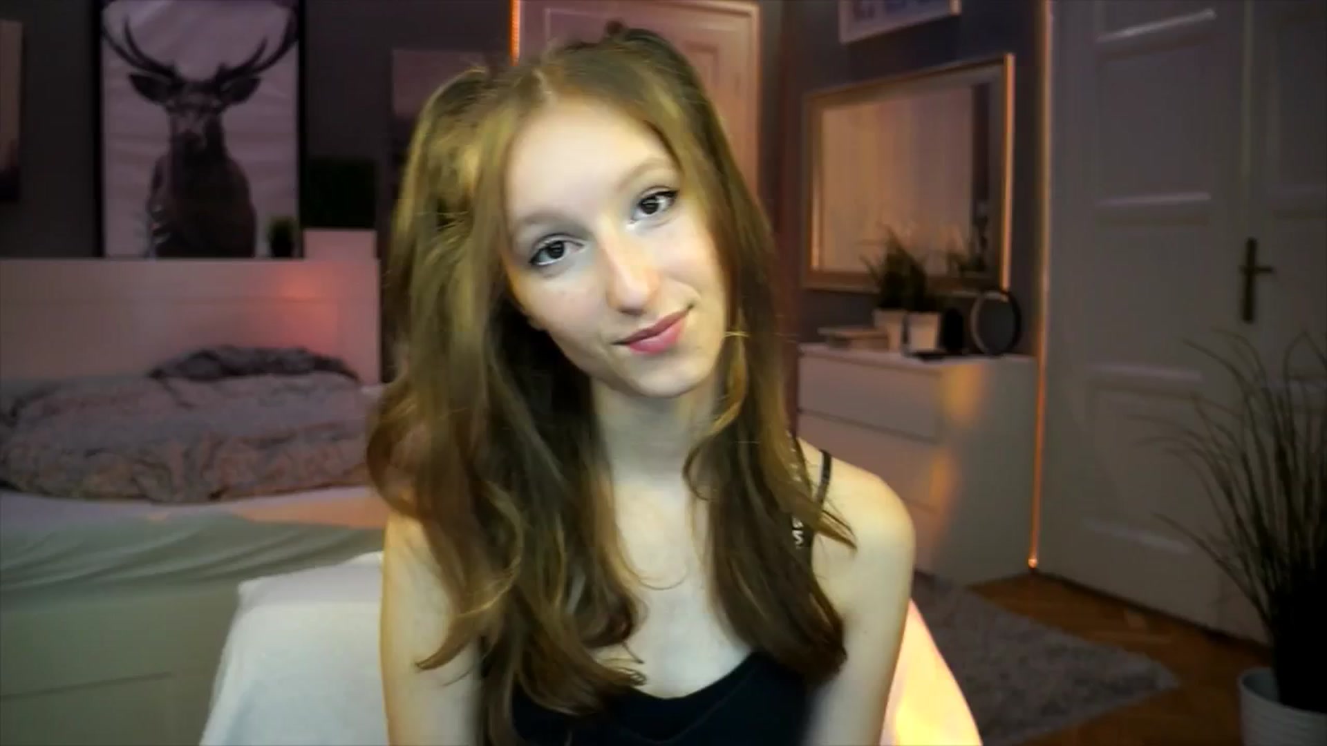 Gallery image thumbnail from Kira9's myfreecams stream on, 09/12/2025, 17:47 image 7 of 20