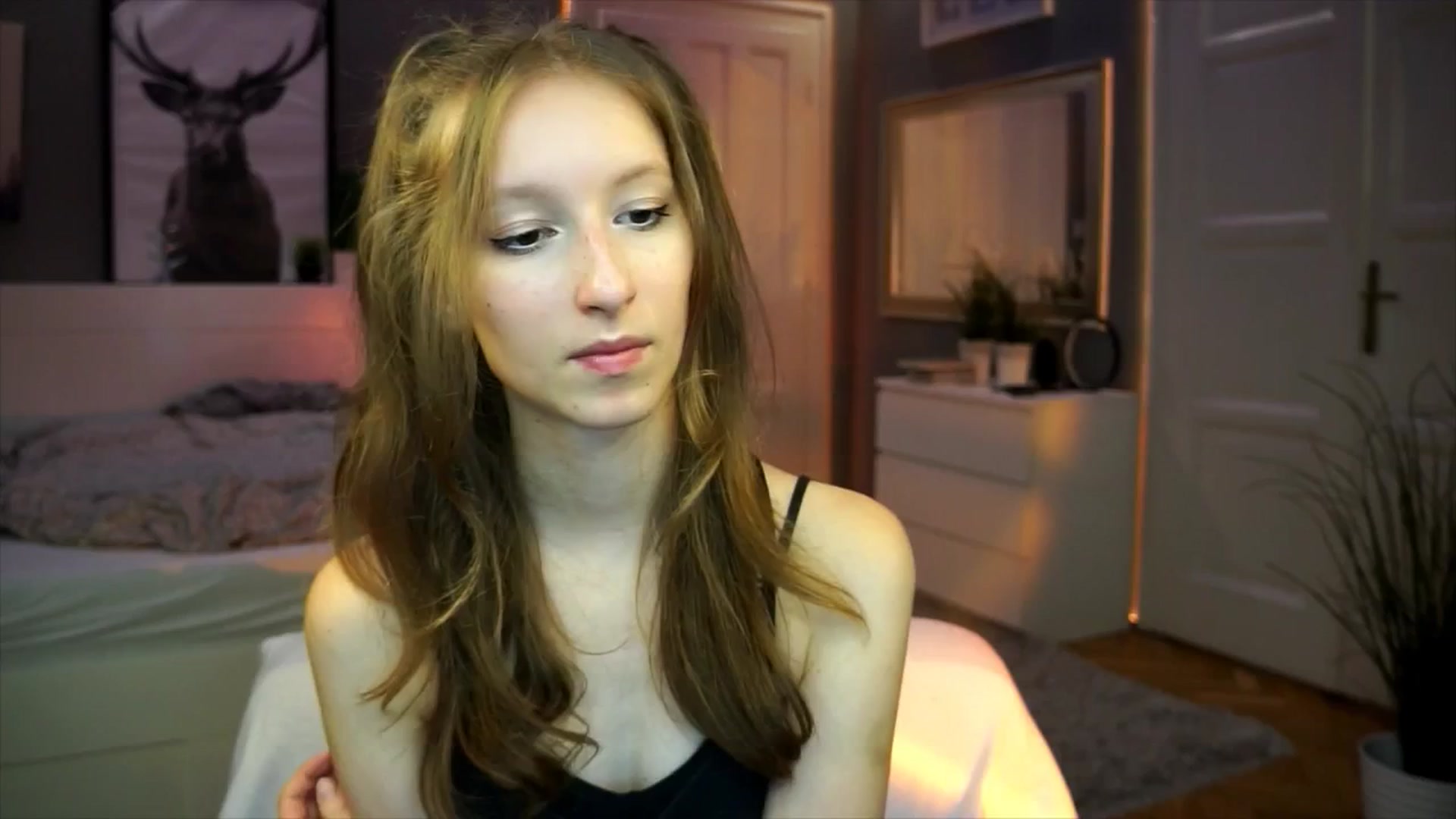 Gallery image thumbnail from Kira9's myfreecams stream on, 09/12/2025, 17:47 image 6 of 20