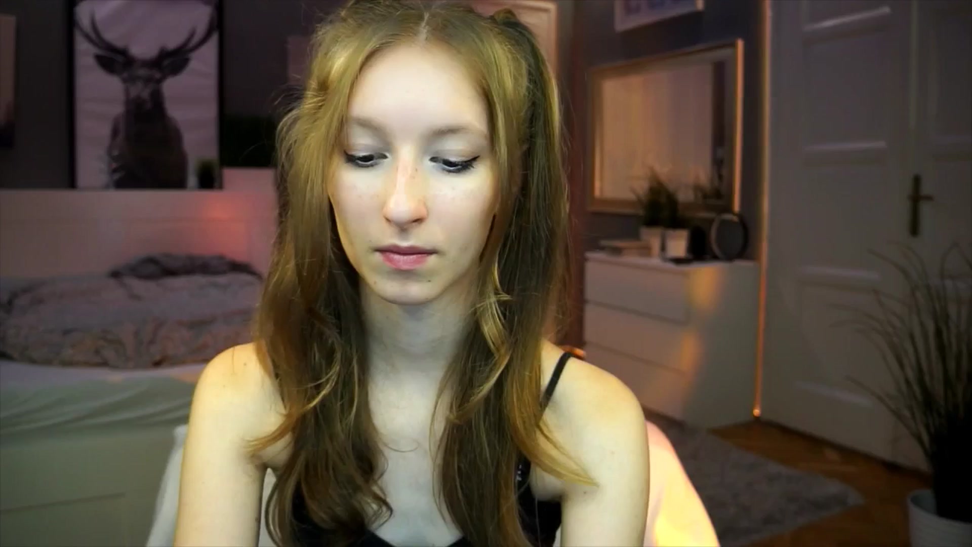 Gallery image thumbnail from Kira9's myfreecams stream on, 09/12/2025, 17:47 image 5 of 20
