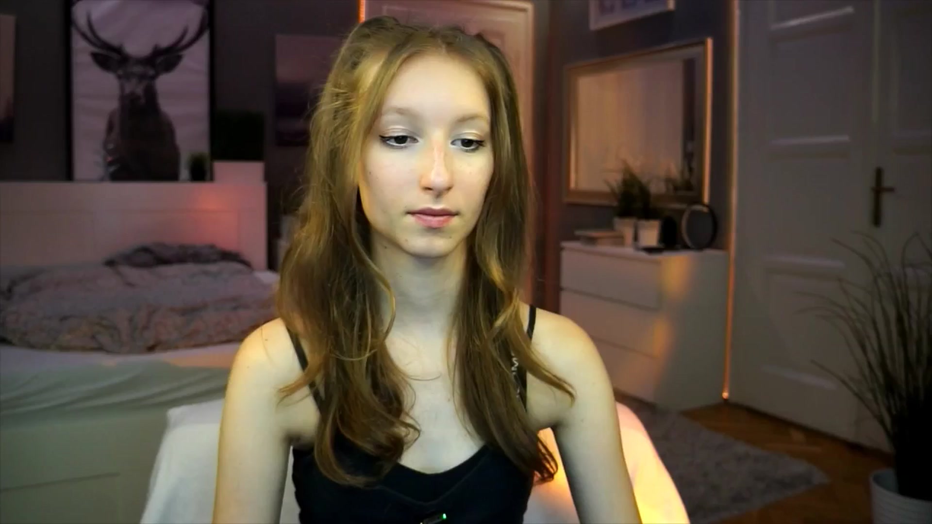 Gallery image thumbnail from Kira9's myfreecams stream on, 09/12/2025, 17:47 image 14 of 20