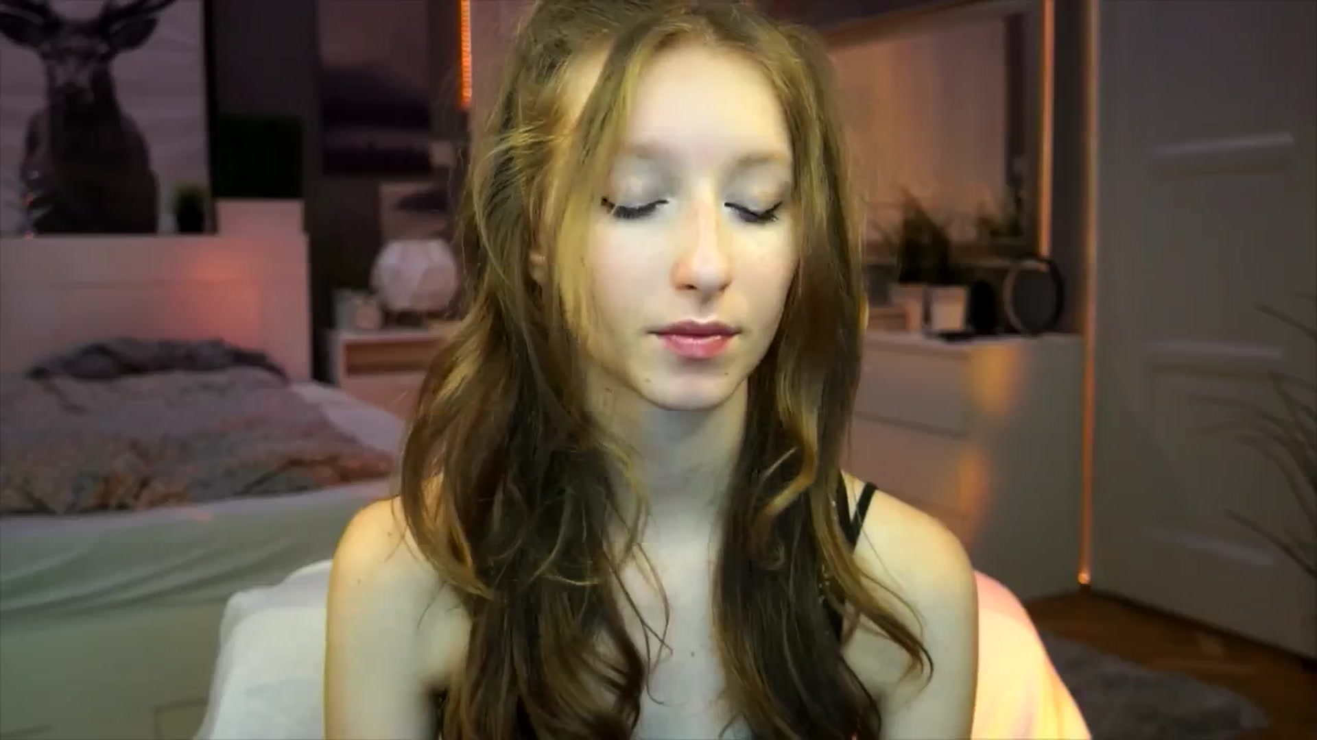 Gallery image thumbnail from Kira9's myfreecams stream on, 09/12/2025, 18:50 image 3 of 20
